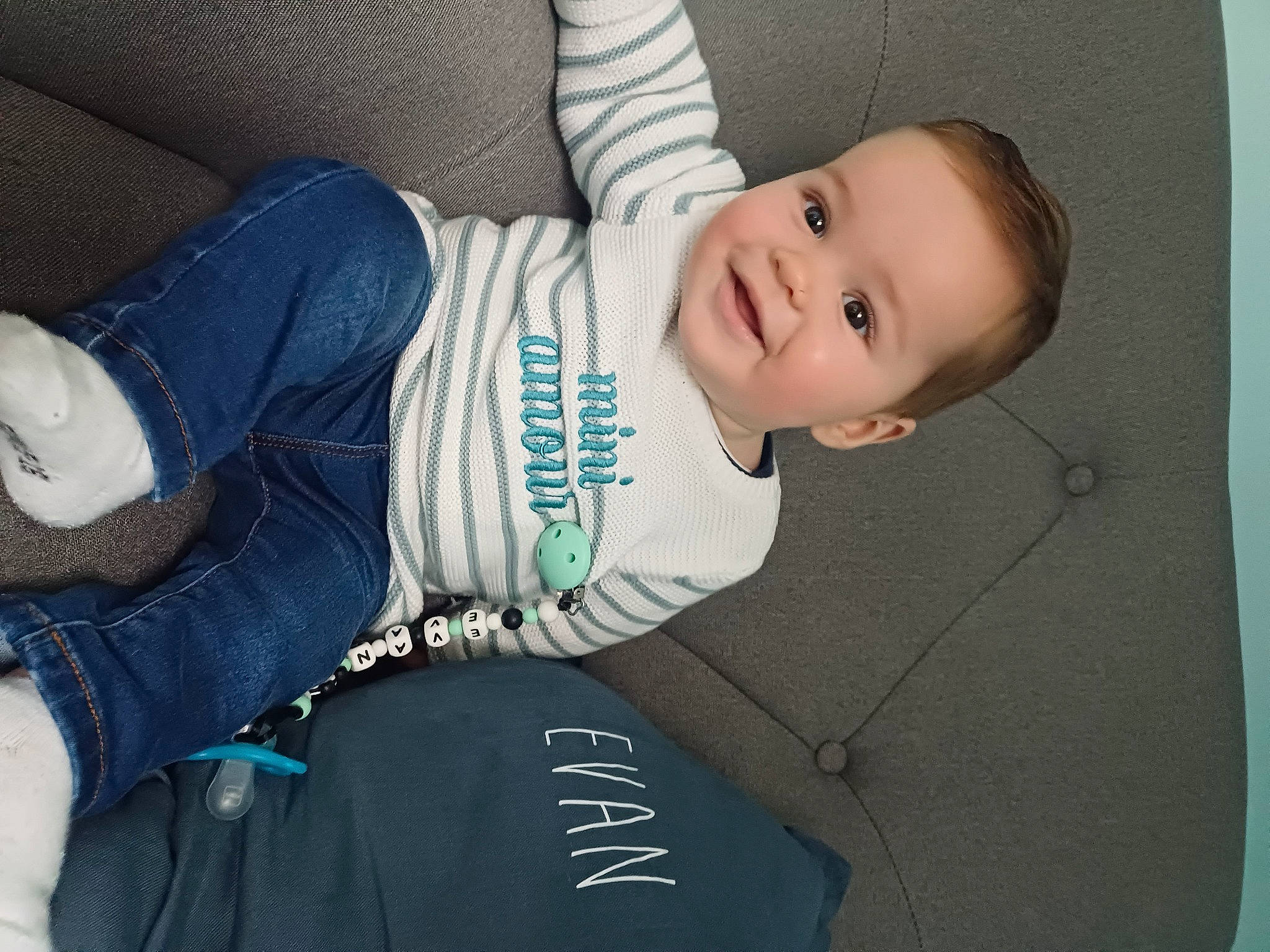 Evan a rejoint le concours — aidez-le/la à gagner de superbes lots ! baby, baby_toddler_clothing, child, comfort, denim, elbow, electric_blue, face, flash_photography, fun, happy, human_leg, joy, knee, mouth, person, sitting, sleeve, smile, t_shirt