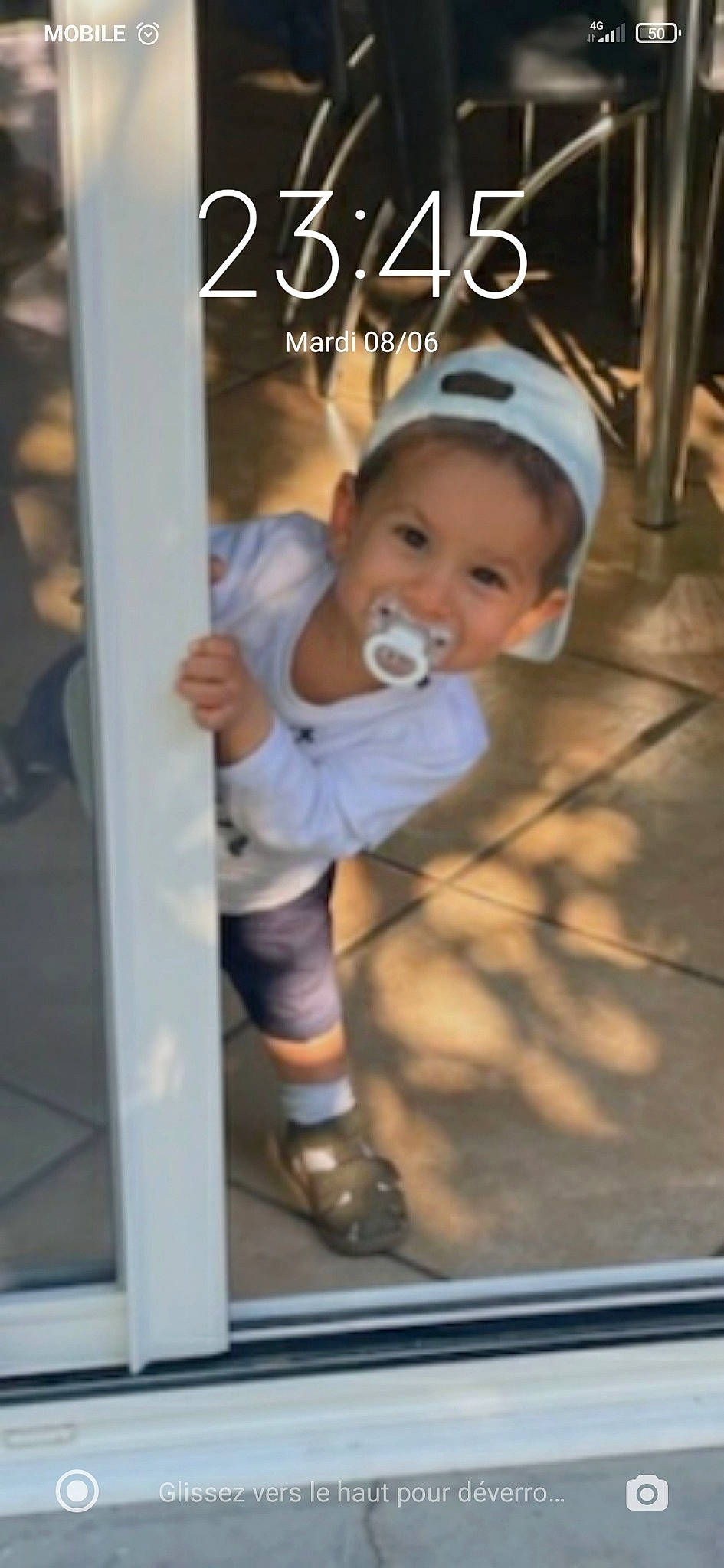 Gino participe au concours pour gagner de l'argent avec cette photo : baby, baby_products, baby_toddler_clothing, child, city, fun, glass, happy, hat, leisure, person, photo_caption, play, recreation, shorts, sleeve, smile, t_shirt, toddler