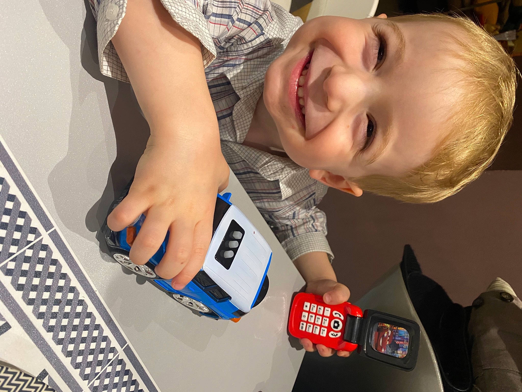 Achille participe au concours pour gagner de l'argent avec cette photo : arm, baby, computer, computer_keyboard, eyelash, finger, fun, hairstyle, hand, happy, input_device, joy, mouth, muscle, nail, office_equipment, peripheral, person, personal_computer, smile