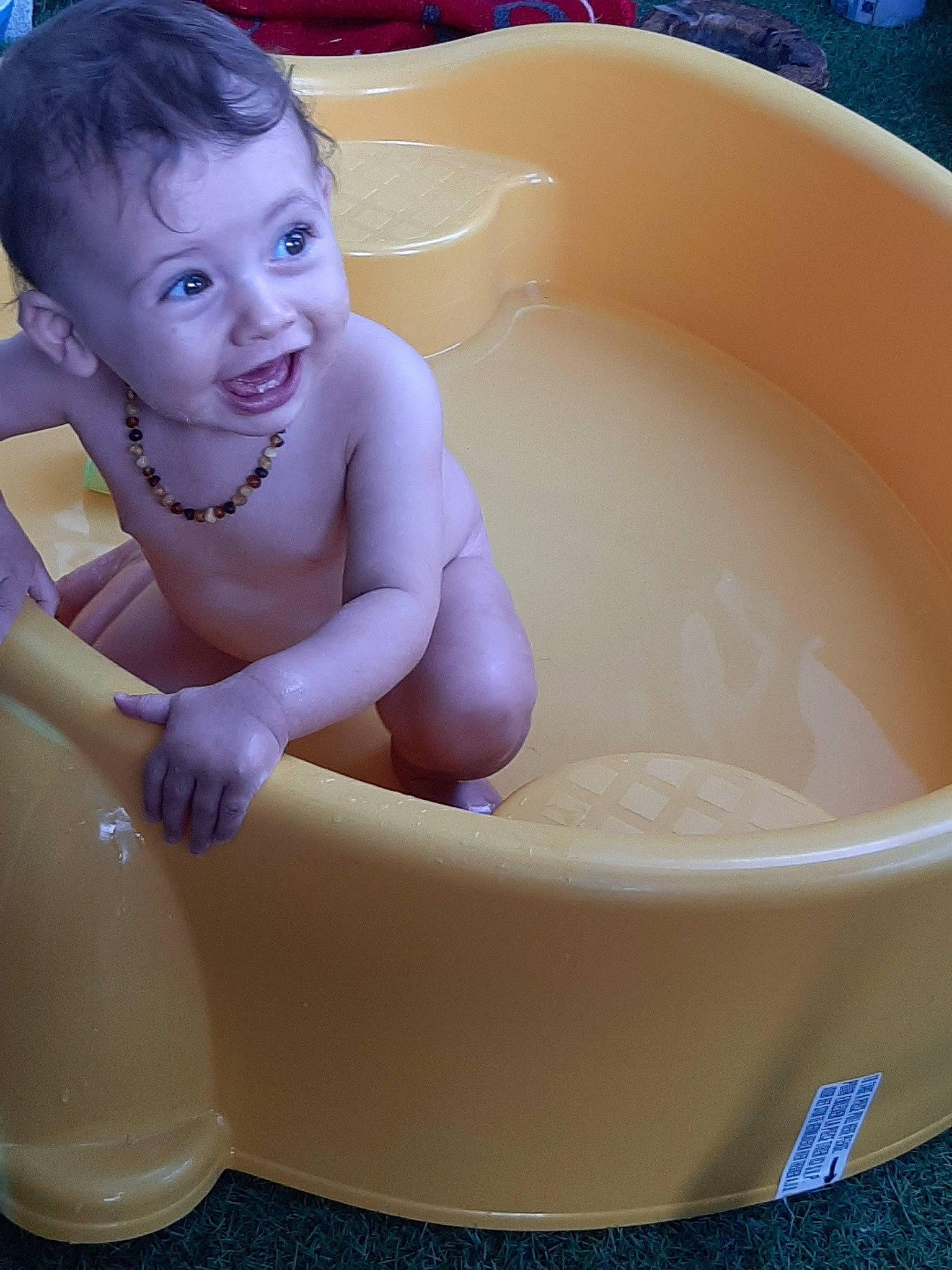 Loane a rejoint le concours — aidez-le/la à gagner de superbes lots ! baby, baby_bathing, bathing, bathtub, bowl, child, person, product, toddler
