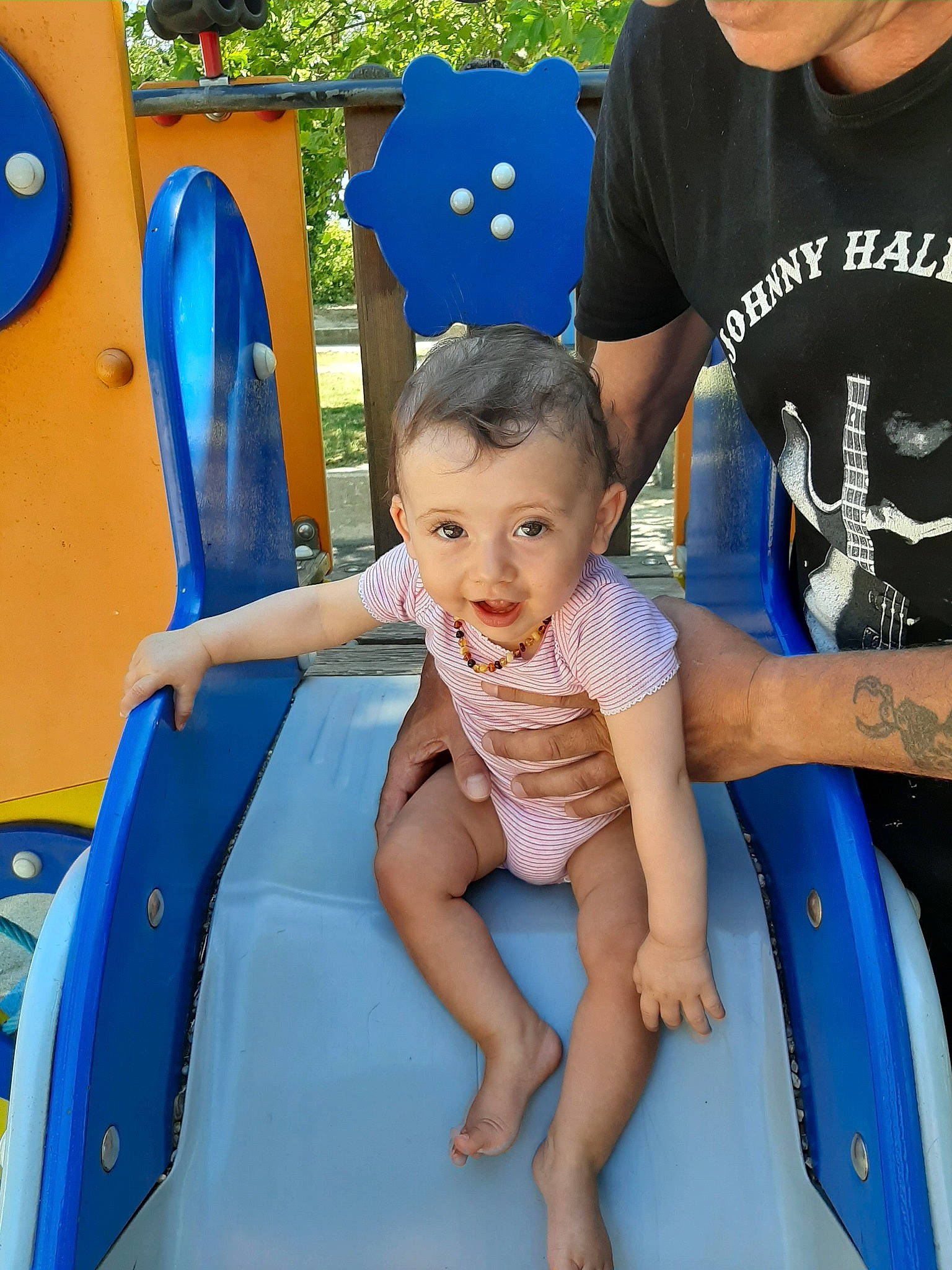 Loane a rejoint le concours — aidez-le/la à gagner de superbes lots ! baby, baby_products, child, fun, leisure, person, play, playground, product, recreation, sitting, smile, toddler, vacation