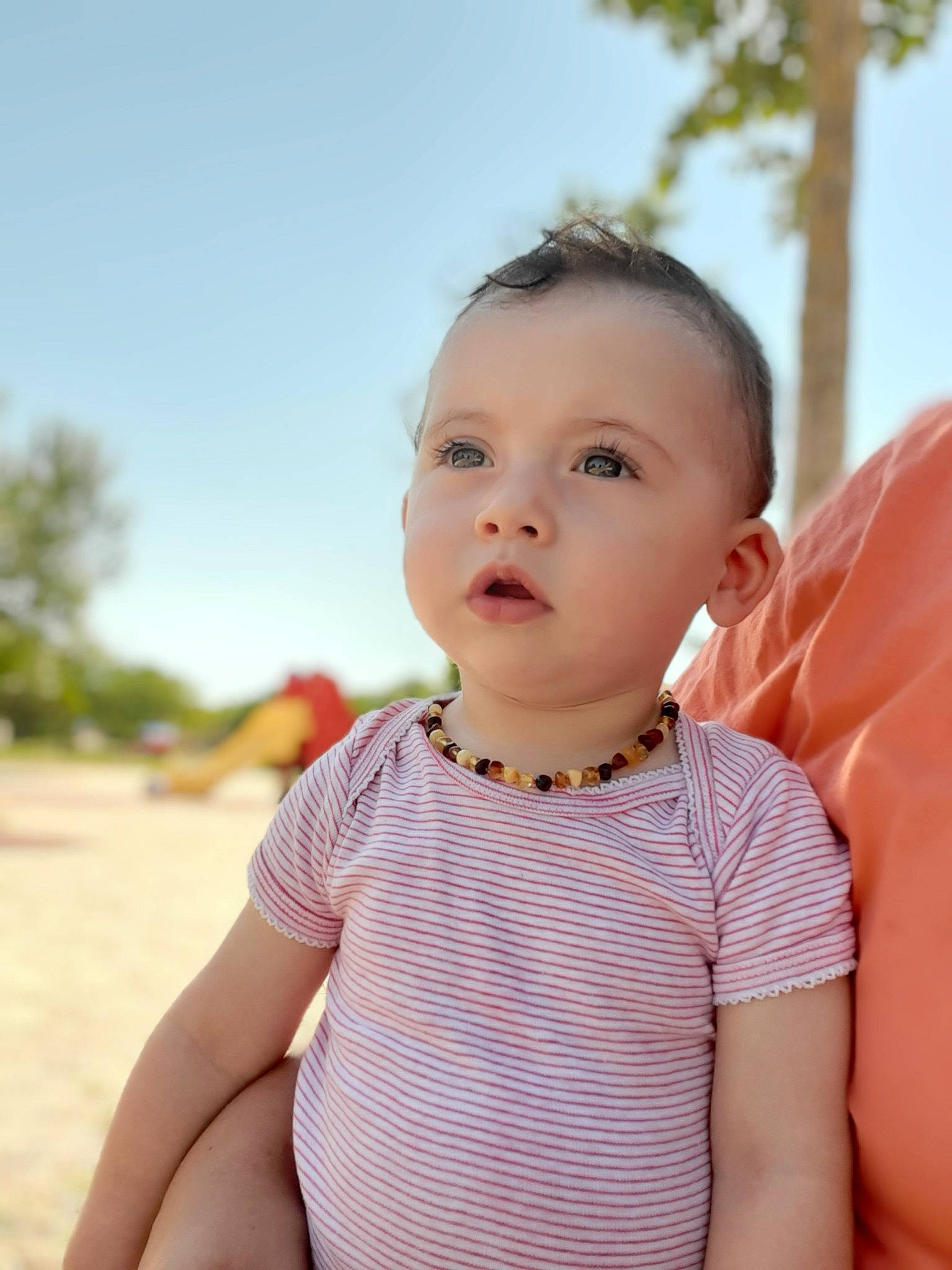 Loane a rejoint le concours — aidez-le/la à gagner de superbes lots ! baby, beauty, cheek, child, dress, eye, face, grass, head, lip, nose, people, person, pink, shoulder, skin, smile, summer, toddler, vacation