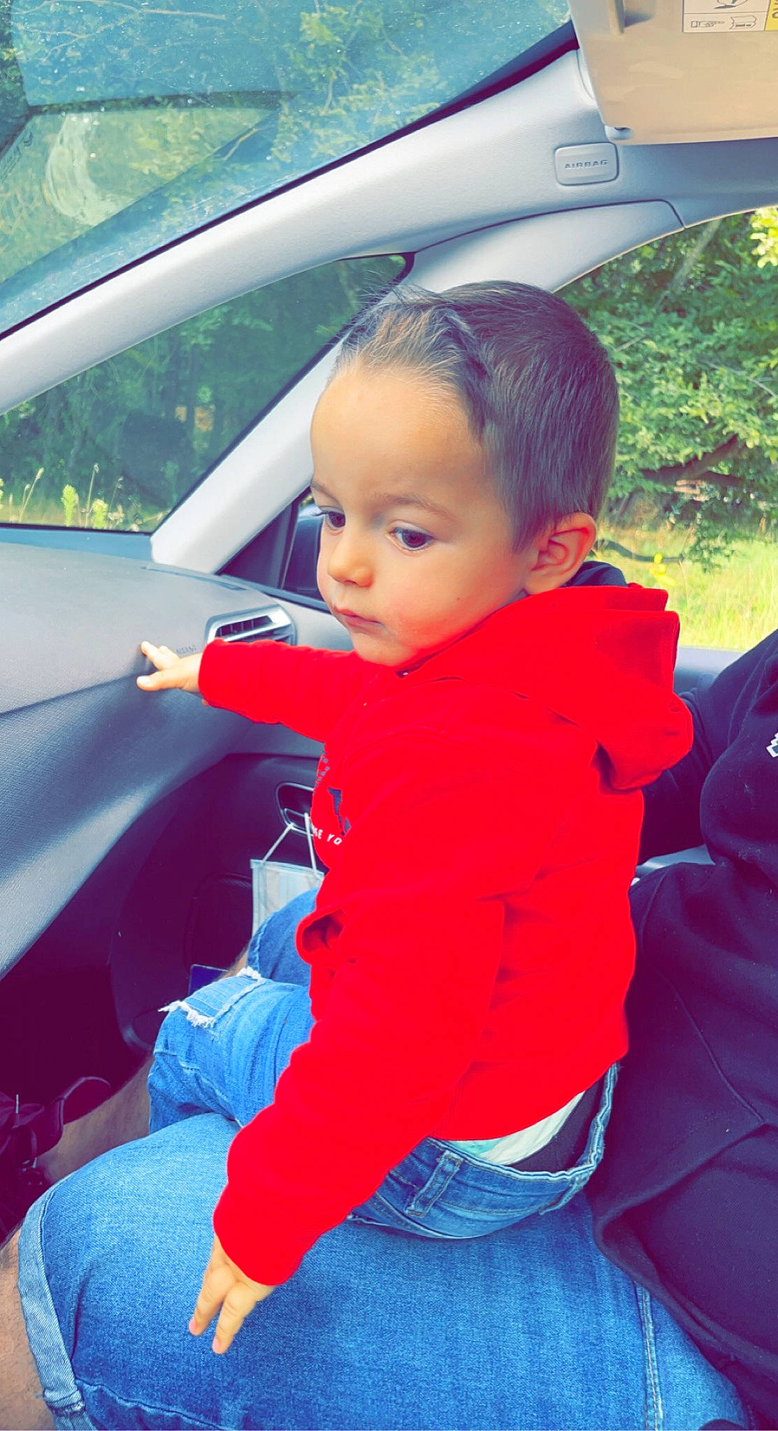 Aydan a rejoint le concours — aidez-le/la à gagner de superbes lots ! auto_part, automotive_design, automotive_exterior, automotive_window_part, baby_toddler_clothing, child, electric_blue, family_car, fun, grass, leisure, motor_vehicle, person, plant, recreation, toddler, travel, tree, vehicle_door, window