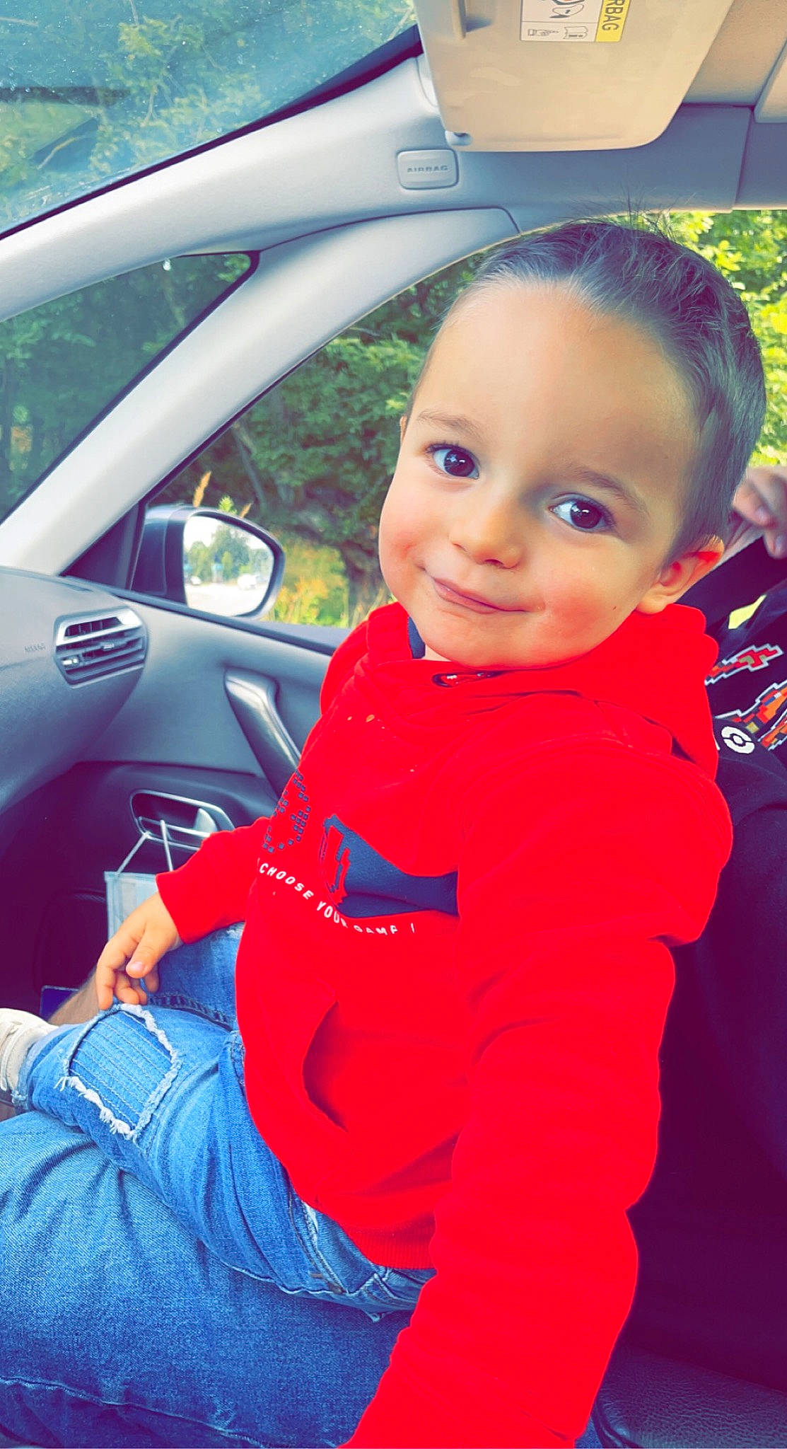 Aydan a rejoint le concours — aidez-le/la à gagner de superbes lots ! auto_part, automotive_design, automotive_exterior, baby_toddler_clothing, blue, car, car_seat, car_seat_cover, cool, happy, joy, motor_vehicle, person, personal_luxury_car, plant, smile, steering_part, steering_wheel, toddler, vehicle