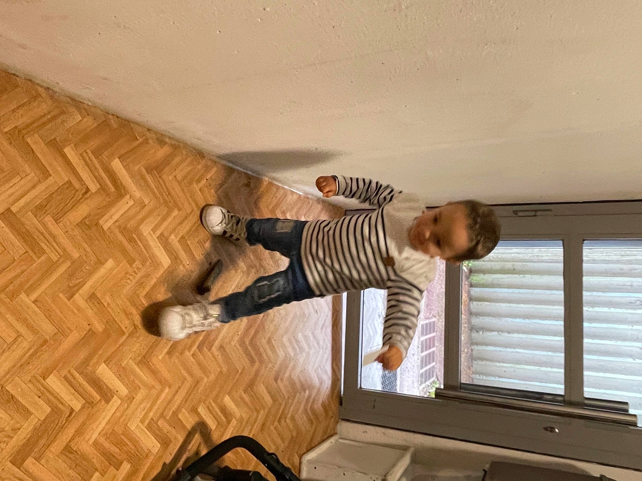 Aydan participe au concours pour gagner de l'argent avec cette photo : ceiling, child, comfort, design, display_device, floor, flooring, hardwood, home_appliance, joy, knee, pattern, person, room, sock, t_shirt, television, toddler, window, window_blind