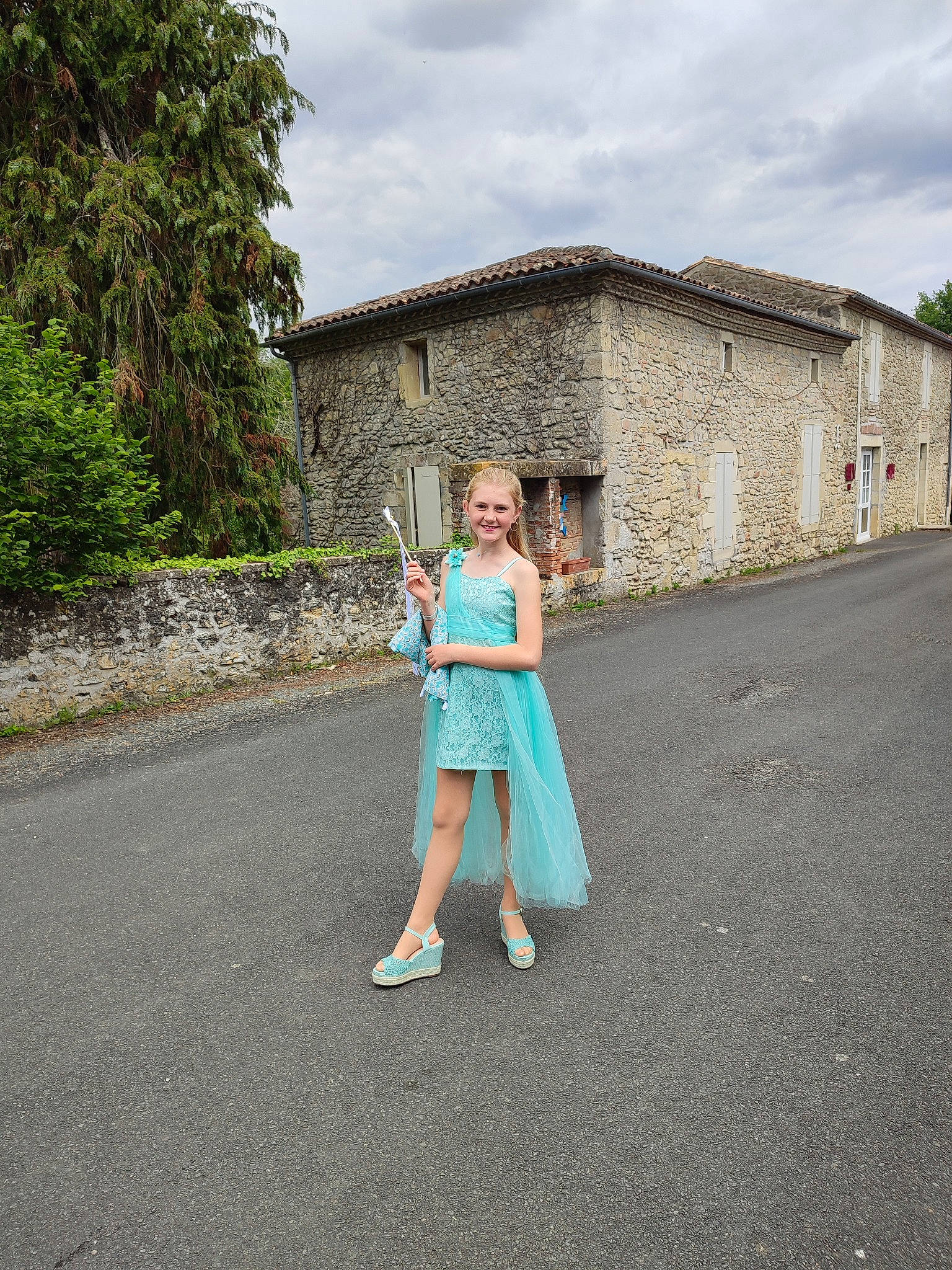 Mandie participe au concours pour gagner de l'argent avec cette photo : asphalt, building, cloud, electric_blue, grass, house, joy, landscape, lane, leisure, people_in_nature, person, plant, recreation, road, road_surface, sky, street, toddler, travel