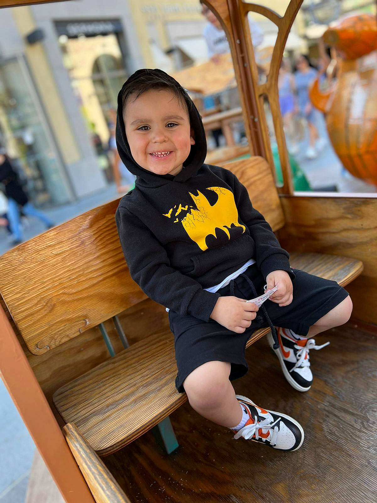 Leeroy a rejoint le concours — aidez-le/la à gagner de superbes lots ! black_hair, child, footwear, fun, happy, human_leg, joy, knee, leisure, person, recreation, sandal, shoe, sitting, skin, smile, sneakers, sportswear, t_shirt, thigh