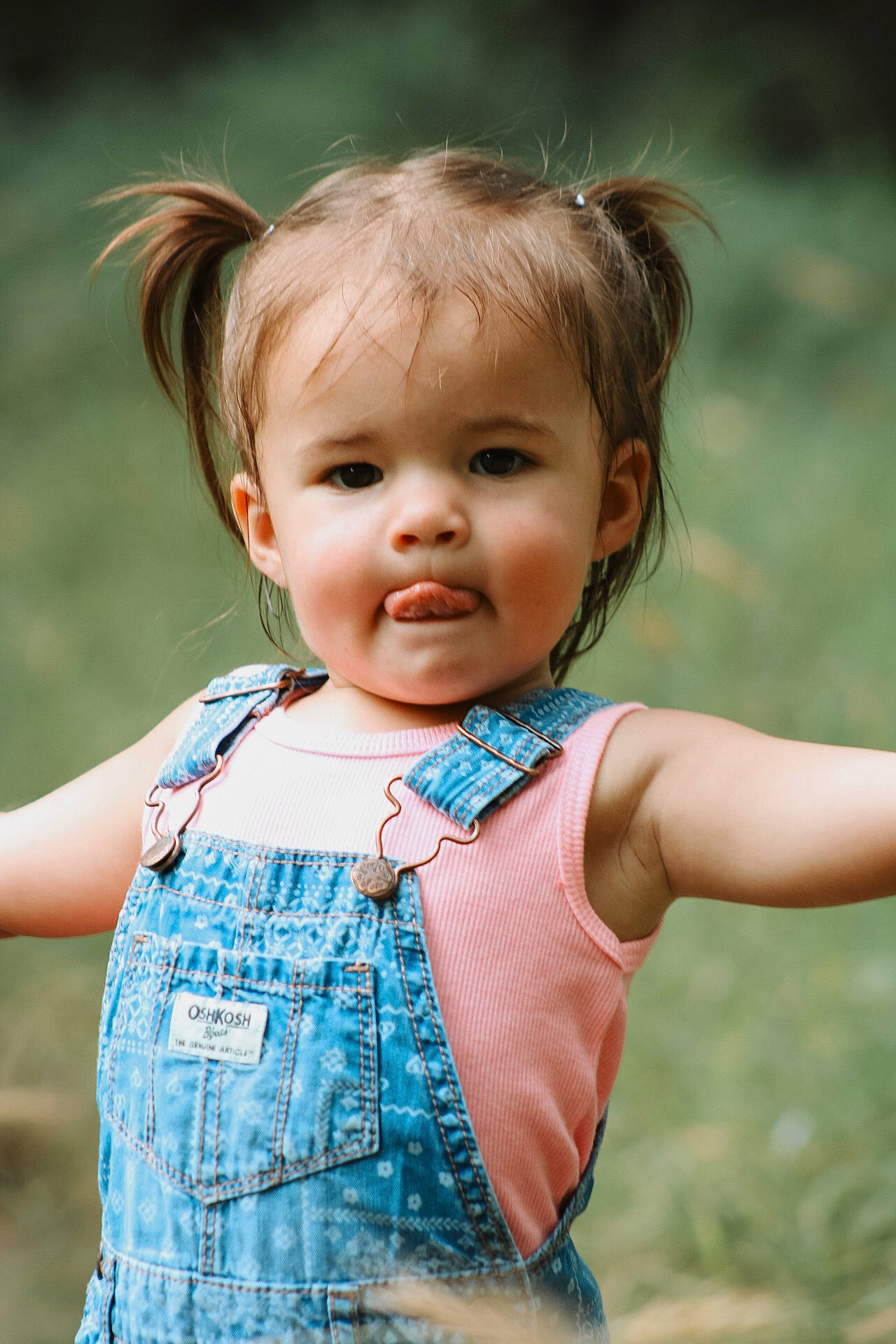 Lela is registered to the contest to win money with this photo: arm, baby, baby_toddler_clothing, child, fun, grass, grass_family, hand, happy, iris, lip, people_in_nature, person, plant, shoulder, skin, sleeve, standing, toddler, tree