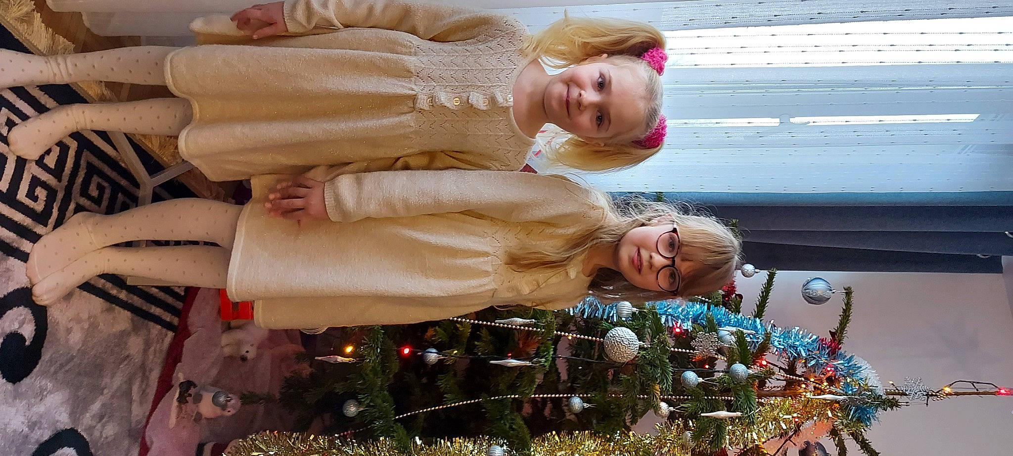 Milena Et Maria a rejoint le concours — aidez-le/la à gagner de superbes lots ! christmas, christmas_decoration, christmas_ornament, christmas_tree, event, fir, fun, happy, holiday, holiday_ornament, interior_design, joy, organ, ornament, peach, person, smile, tree