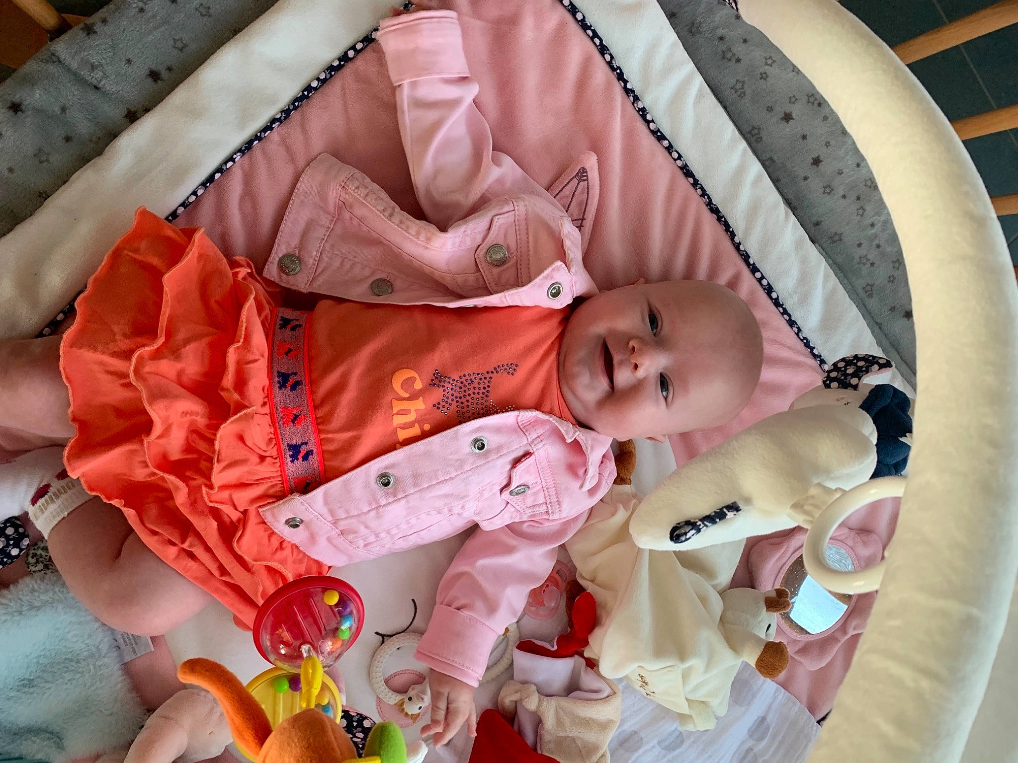 Olivia participe au concours pour gagner de l'argent avec cette photo : baby, baby_carriage, baby_products, baby_toddler_clothing, cheek, child, comfort, finger, hand, infant_bed, nail, pattern, peach, person, pink, product, sitting, skin, sleeve, textile