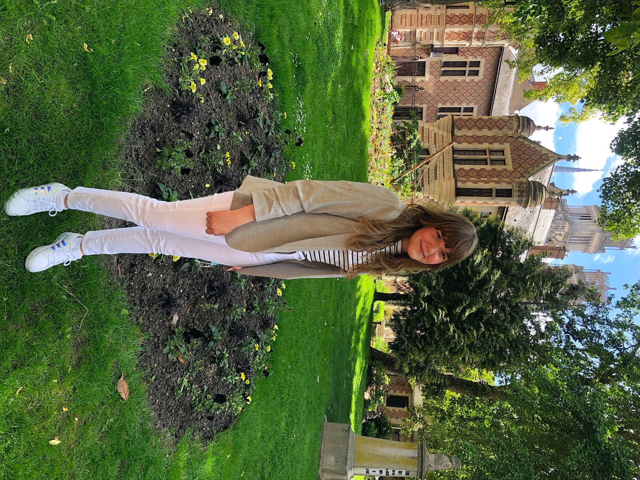 Clara participe au concours pour gagner de l'argent avec cette photo : art, biome, garden, grass, green, groundcover, joy, landscape, landscaping, lawn, leisure, people_in_nature, person, plant, shrub, sky, summer, thigh, tree, urban_design