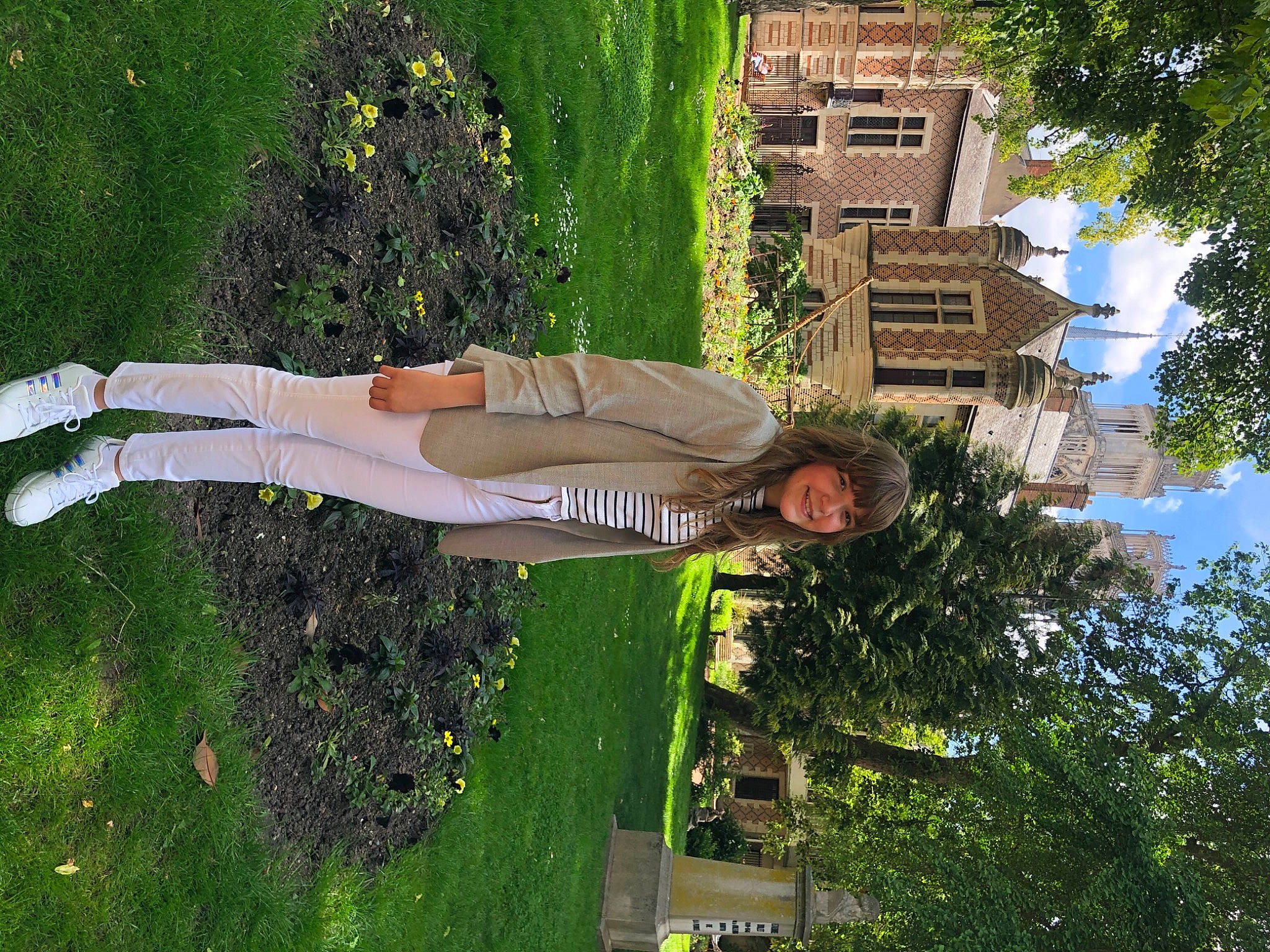 Clara participe au concours pour gagner de l'argent avec cette photo : biome, elbow, fun, garden, grass, green, groundcover, joy, landscape, lawn, leisure, people_in_nature, person, plant, shrub, sky, thigh, tree, urban_design, vegetation