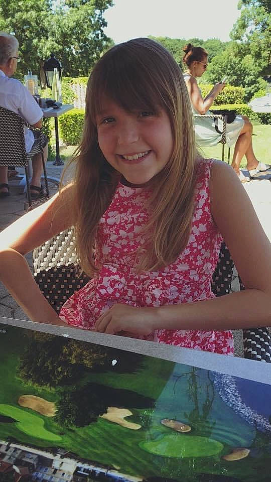 Clara participe au concours pour gagner de l'argent avec cette photo : beauty, chair, event, fun, grass, green, hair, hairstyle, happy, human_body, joy, leisure, nature, pattern, person, plant, recreation, smile, summer, t_shirt