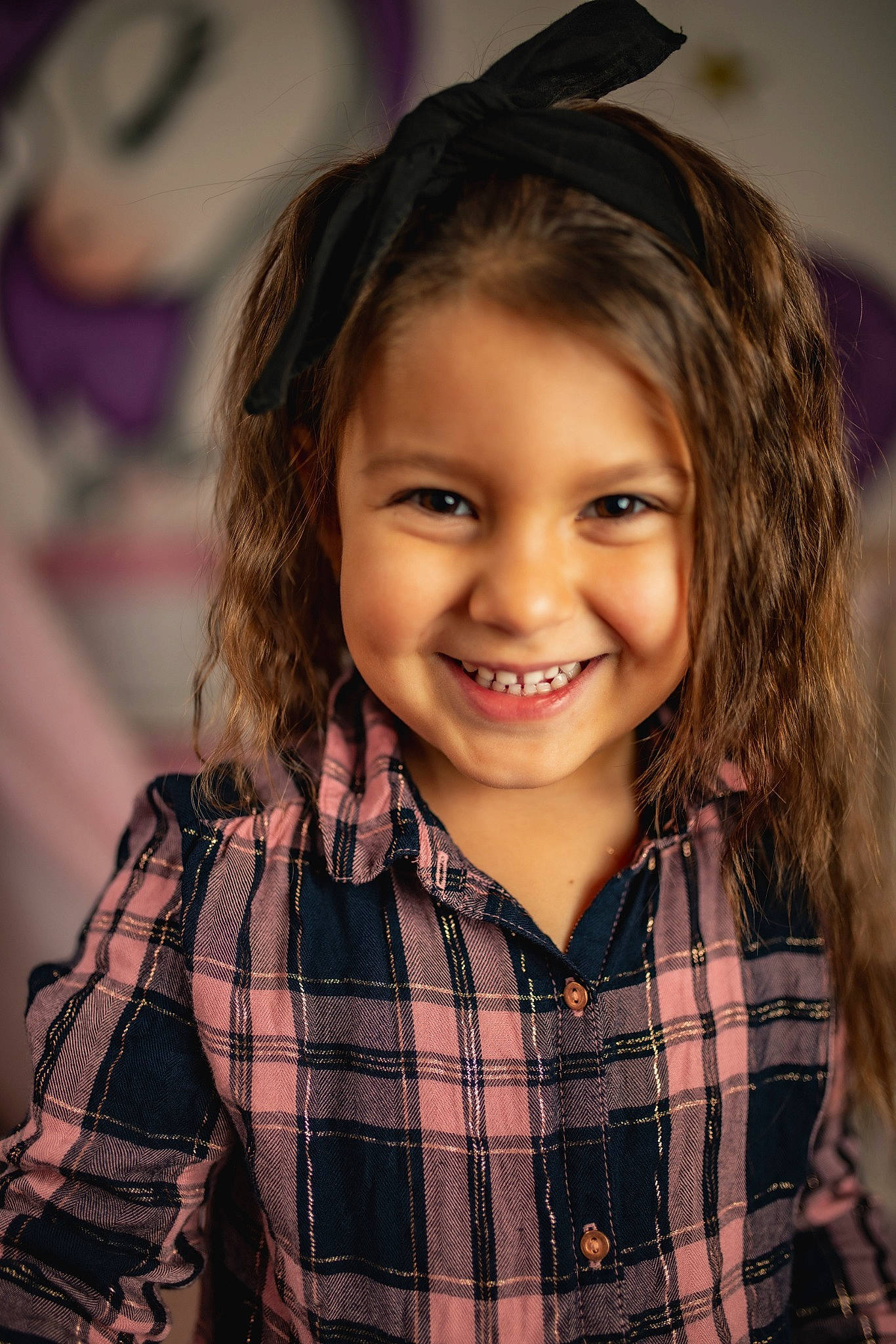 Maëlia participe au concours pour gagner de l'argent avec cette photo : beauty, brown_hair, cheek, child, child_model, design, face, hair, hairstyle, happy, head, joy, laugh, long_hair, pattern, person, photography, plaid, portrait, portrait_photography