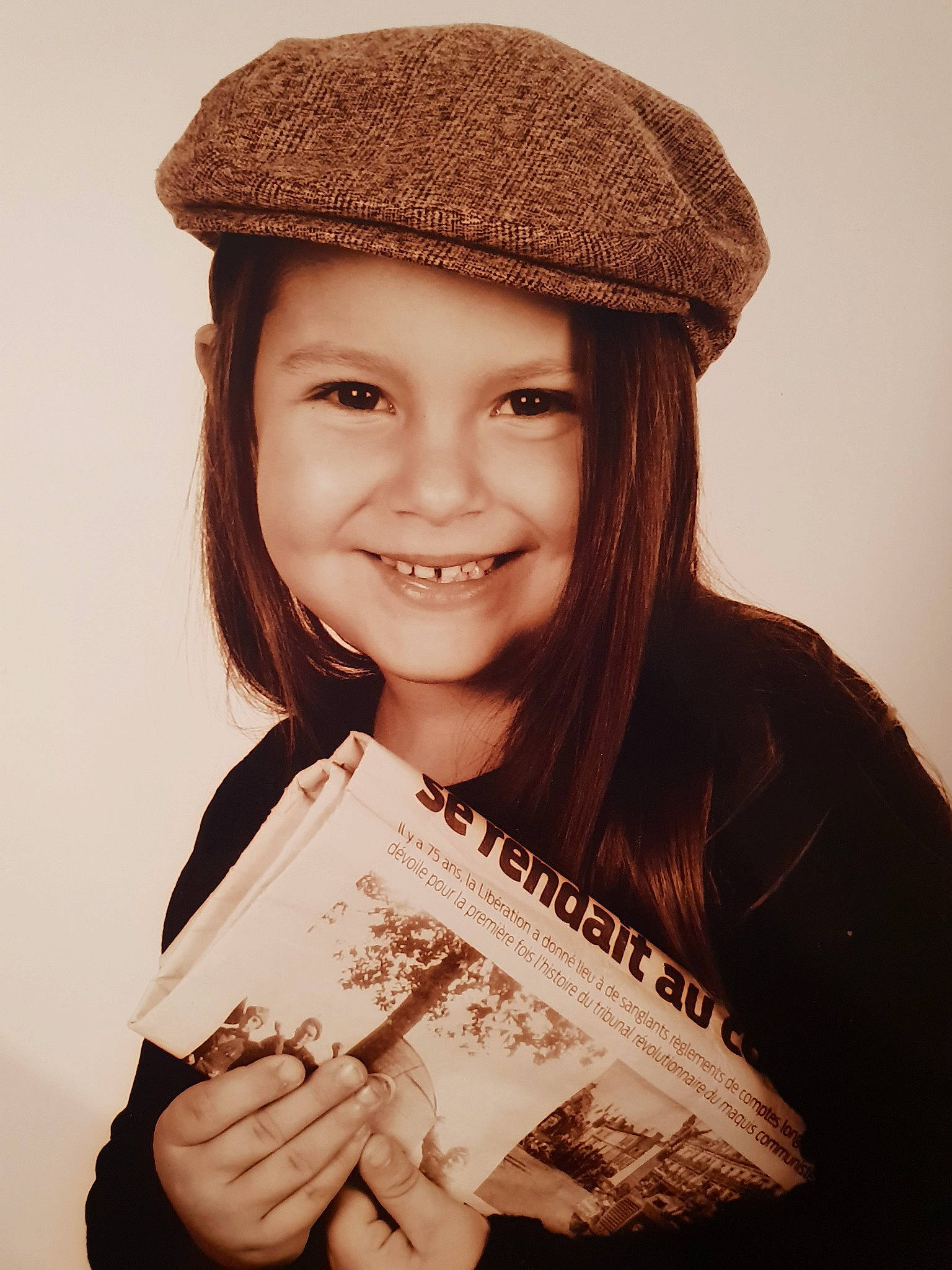 Maëlia a rejoint le concours — aidez-le/la à gagner de superbes lots ! beauty, beret, brown_hair, cap, child, child_model, costume_accessory, eye, facial_expression, fashion_accessory, happy, hat, headgear, headwear, joy, lip, person, photography, portrait, portrait_photography