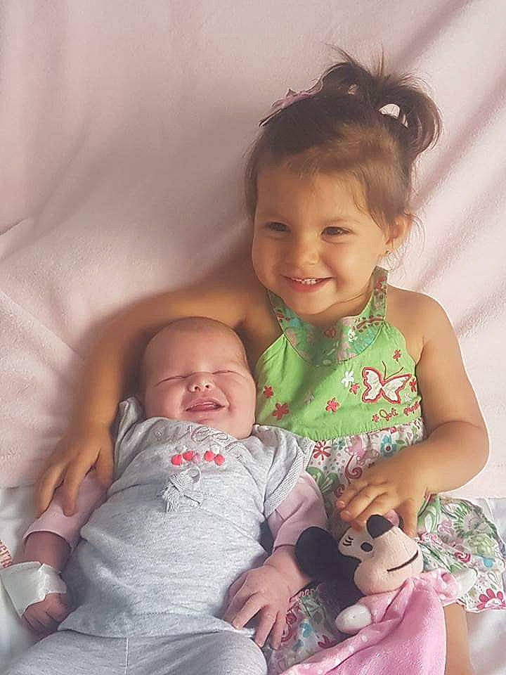 Maëlia participe au concours pour gagner de l'argent avec cette photo : baby, cheek, child, daughter, family, fun, happy, human, iris, joy, leg, people, person, play, product, sibling, sitting, skin, smile, toddler