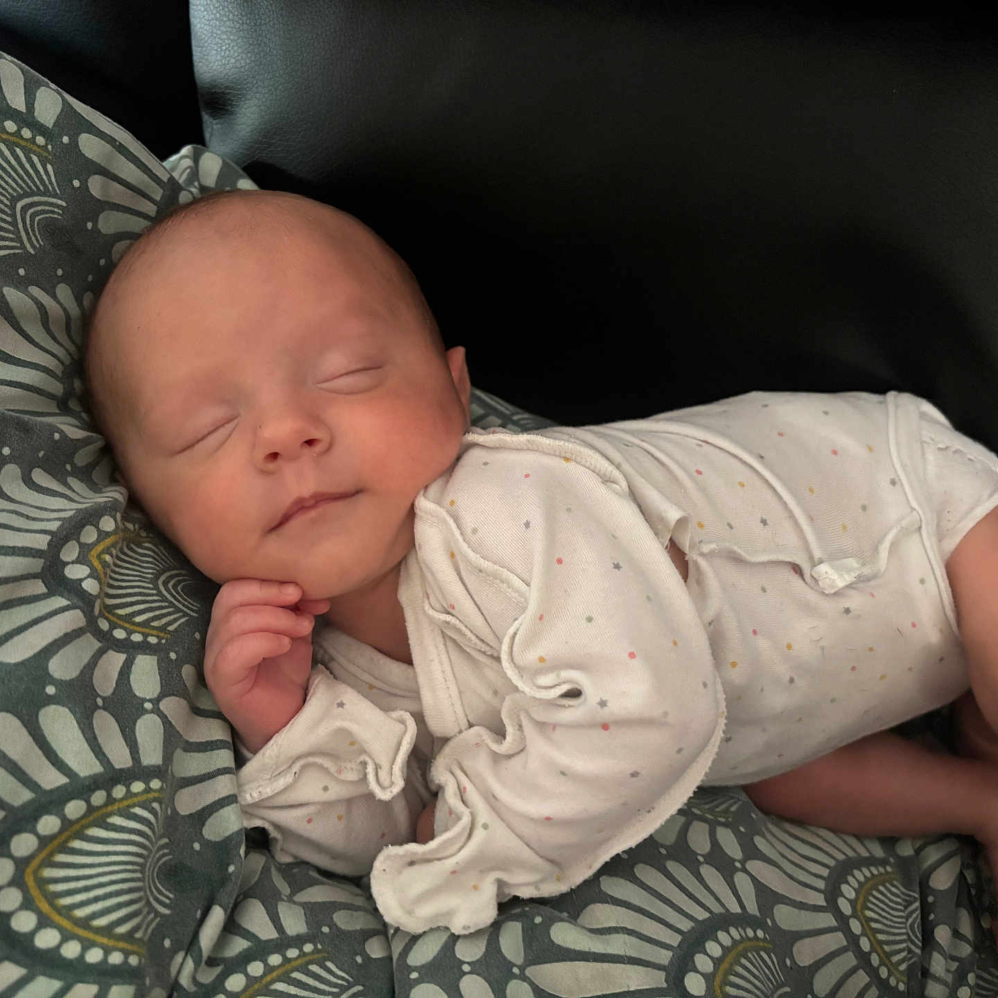 Andrea a rejoint le concours — aidez-le/la à gagner de superbes lots ! baby, child, closed_eyes, comfort, cushion, cute, face, hand, head, indoors, infant, newborn, onesie, pattern, peaceful, portrait, resting, skin, sleeping, soft