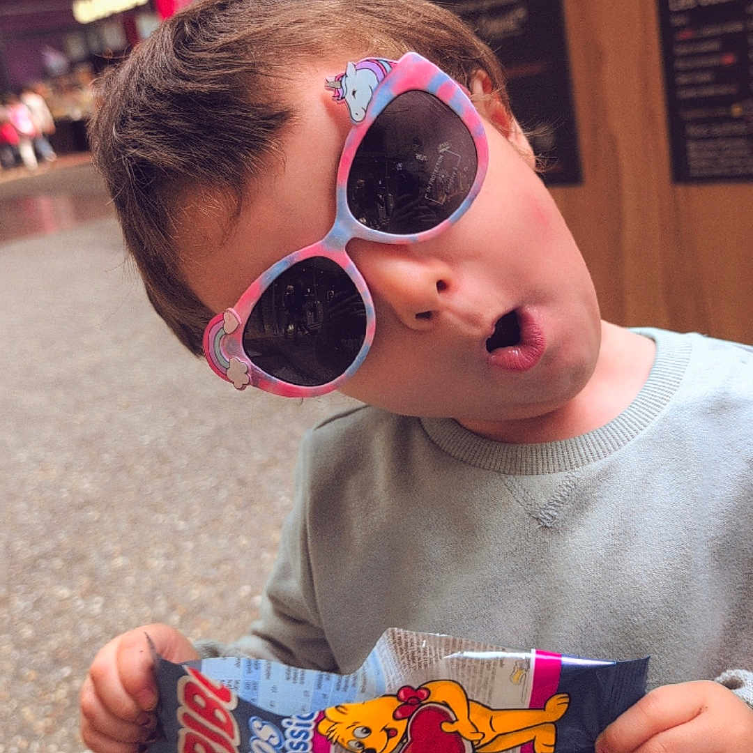 Ahsoka-Aline a rejoint le concours — aidez-le/la à gagner de superbes lots ! bag, candy, child, clothing, cute, expression, fun, gummy_bears, holding, indoor, kid, person, playful, portrait, short_hair, snack, sunglasses, surprised, toy, unicorn