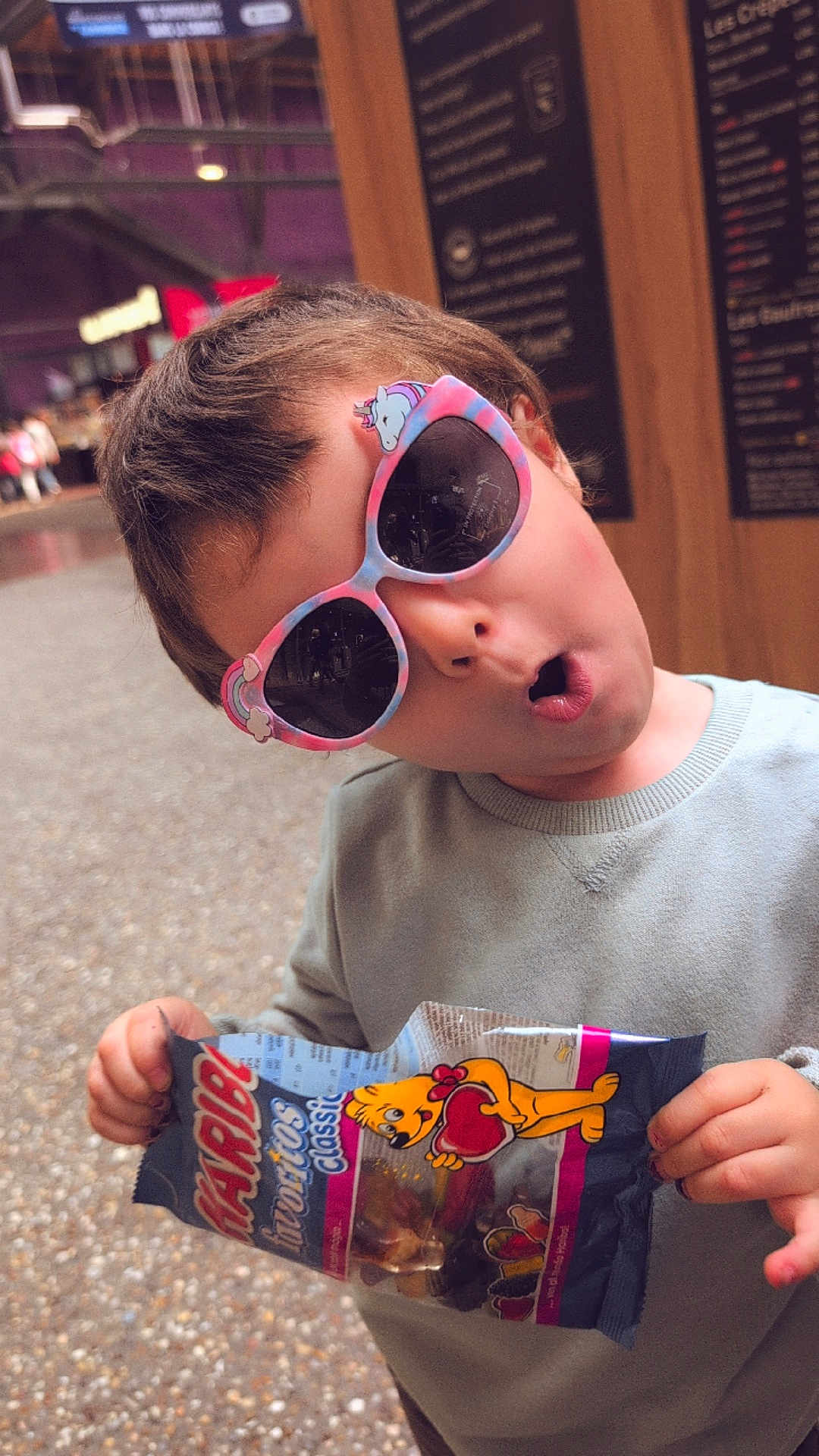 Ahsoka-Aline a rejoint le concours — aidez-le/la à gagner de superbes lots ! bag, candy, child, clothing, cute, expression, fun, gummy_bears, holding, indoor, kid, person, playful, portrait, short_hair, snack, sunglasses, surprised, toy, unicorn