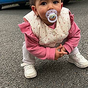 Emily Sophia a rejoint le concours — aidez-le/la à gagner de superbes lots ! asphalt, blue_van, casual_wear, child, crouching, cute, daytime, expression, hair_clips, outdoor, pacifier, pink_clothing, portrait, small_hands, stone_wall, street, toddler, vehicle, white_shoes, young_child