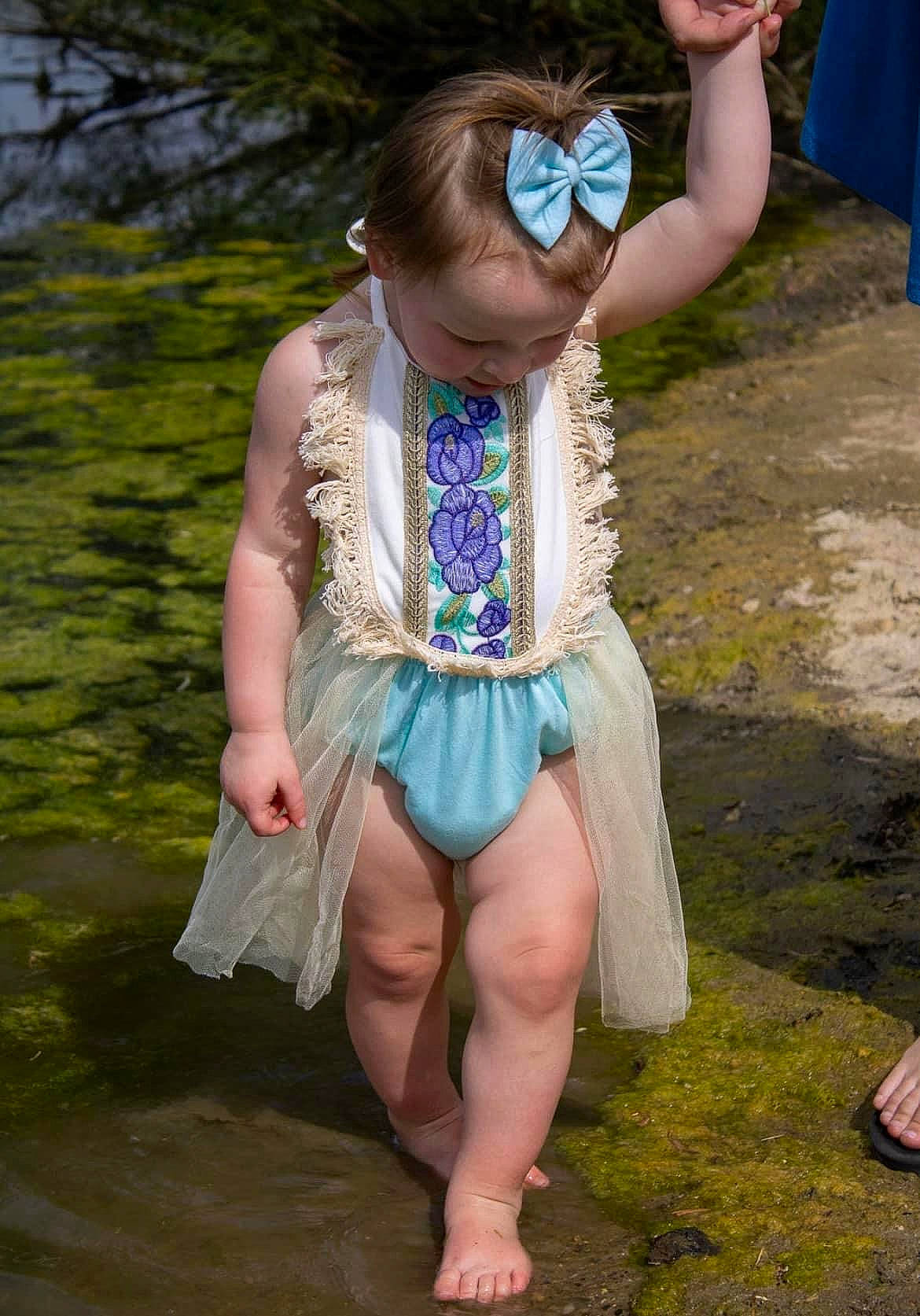 Thea is registered to the contest to win money with this photo: barefoot, child, electric_blue, event, eyewear, fashion_accessory, flip_flops, foot, fun, grass, happy, human_leg, jewellery, leisure, person, recreation, sitting, soil, summer, thigh