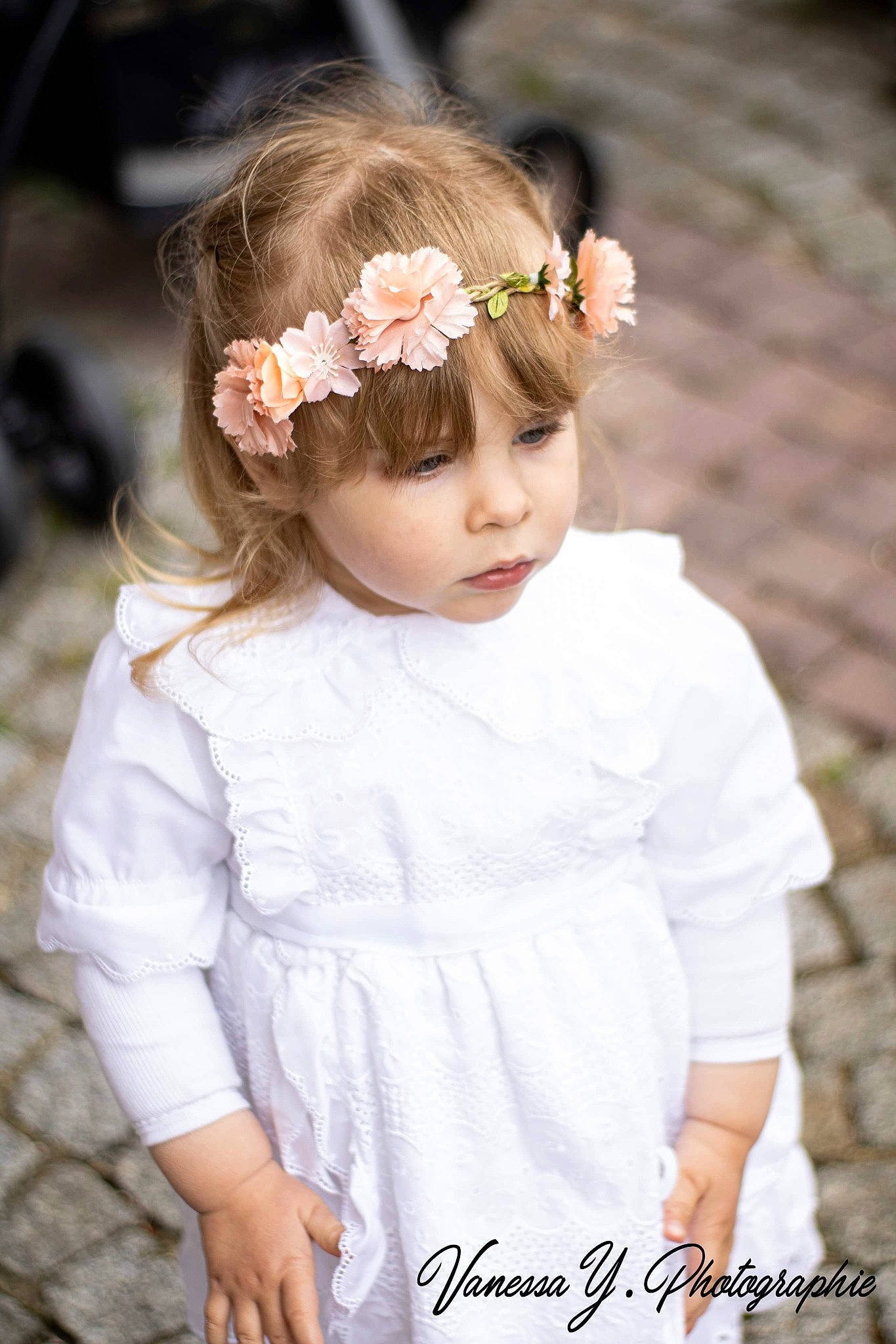 Ylona a rejoint le concours — aidez-le/la à gagner de superbes lots ! baby_toddler_clothing, bridal_accessory, bridal_clothing, clothing, dress, embellishment, eyelash, flash_photography, flower, gown, happy, headpiece, iris, person, petal, pink, plant, skin, sleeve, toddler