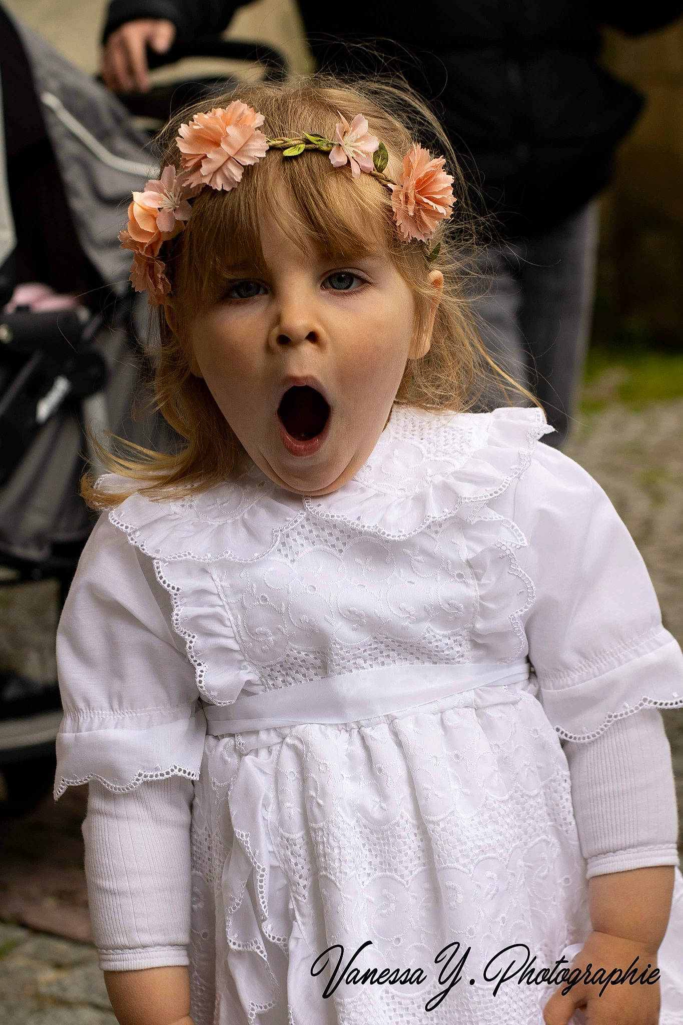 Ylona a rejoint le concours — aidez-le/la à gagner de superbes lots ! bridal_accessory, day_dress, dress, embellishment, eyelash, fashion, fashion_design, flower, hairstyle, happy, headband, headpiece, iris, lip, luggage_and_bags, necklace, person, pink, sleeve, street_fashion