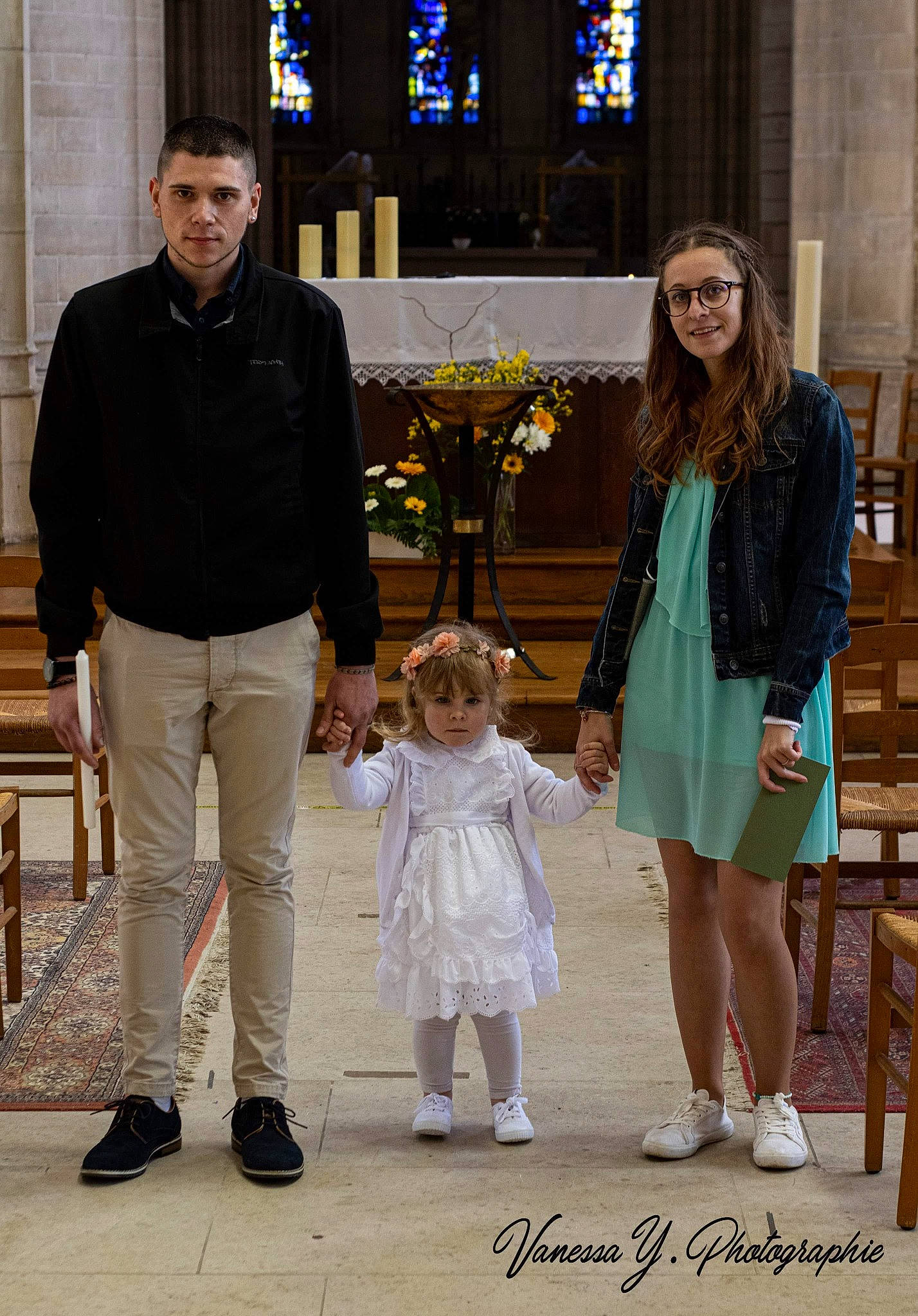 Ylona participe au concours pour gagner de l'argent avec cette photo : blue, ceremony, chair, child, event, eyewear, fashion_design, flower, footwear, formal_wear, fun, gesture, happy, joy, person, plant, sandal, shoe, stained_glass, toddler