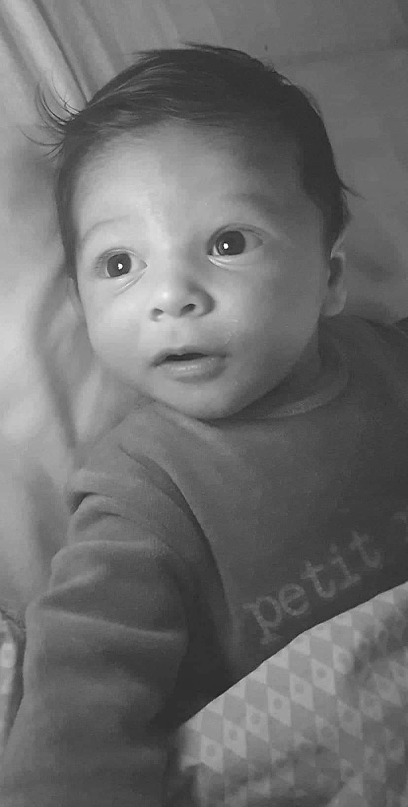 Thiago a rejoint le concours — aidez-le/la à gagner de superbes lots ! baby, baby_toddler_clothing, black_and_white, black_hair, cheek, child, chin, eye, eyebrow, forehead, head, iris, lip, monochrome, monochrome_photography, person, portrait, skin, sleeve, style