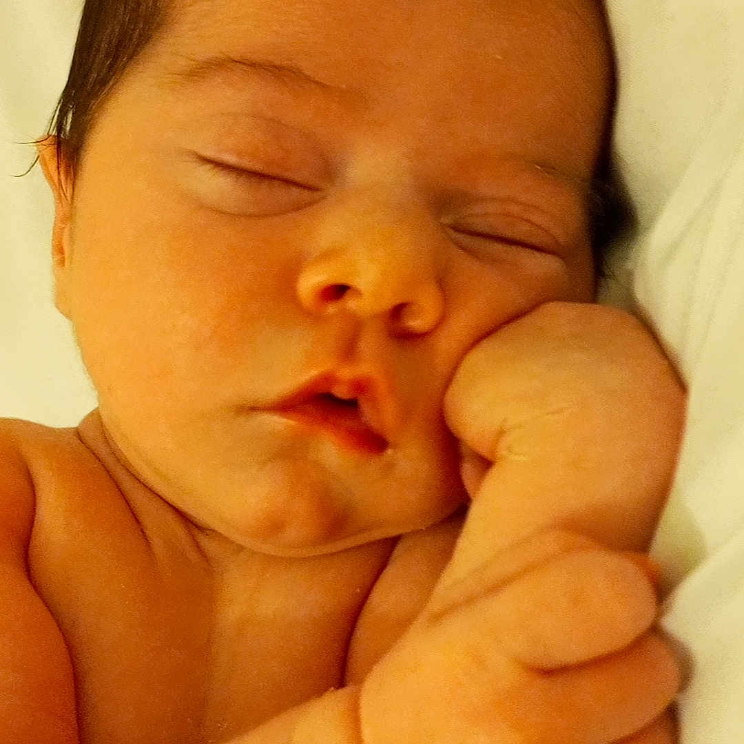 Méllina participe au concours pour gagner de l'argent avec cette photo : baby, blanket, child, closeup, cute, face, fist, hair, hand, indoors, infant, lying_down, newborn, peaceful, portrait, rest, skin, sleeping, soft, warm