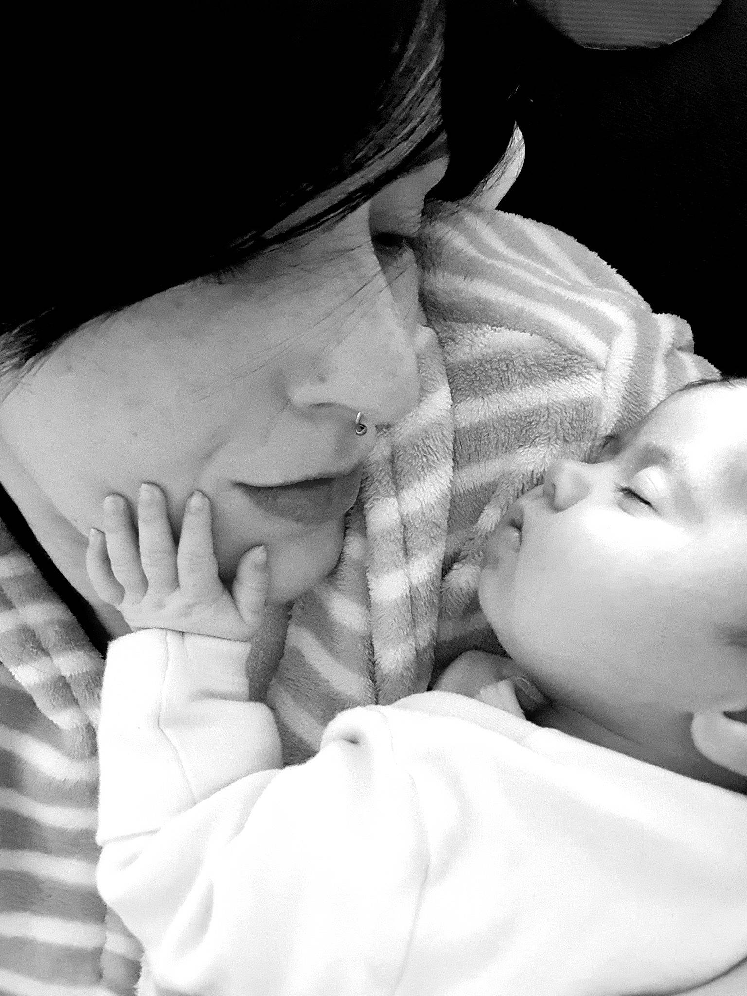 Mia participe au concours pour gagner de l'argent avec cette photo : baby, black_and_white, cheek, child, comfort, facial_expression, finger, gesture, happy, interaction, lip, mammal, monochrome, mouth, nose, person, photograph, skin, style, toddler