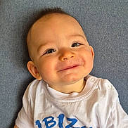 Maho participe au concours pour gagner de l'argent avec cette photo : baby, background, casual_wear, child, clothing, cute, expression, eyes, face, happy, head, indoors, infant, lying_down, person, portrait, skin, smile, tshirt, young