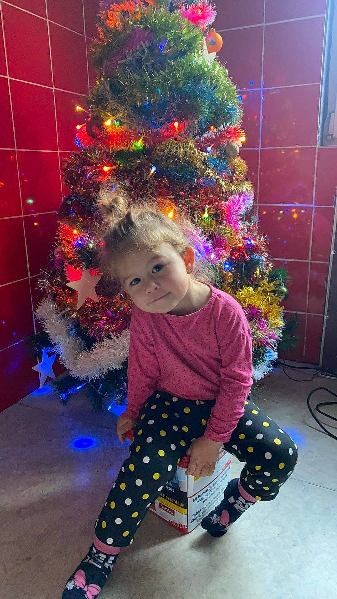 Dalyna a rejoint le concours — aidez-le/la à gagner de superbes lots ! baby_toddler_clothing, child, christmas, christmas_decoration, christmas_eve, christmas_ornament, christmas_tree, conifer, event, fun, holiday, holiday_ornament, magenta, pattern, person, purple, sitting, sleeve, standing, toddler