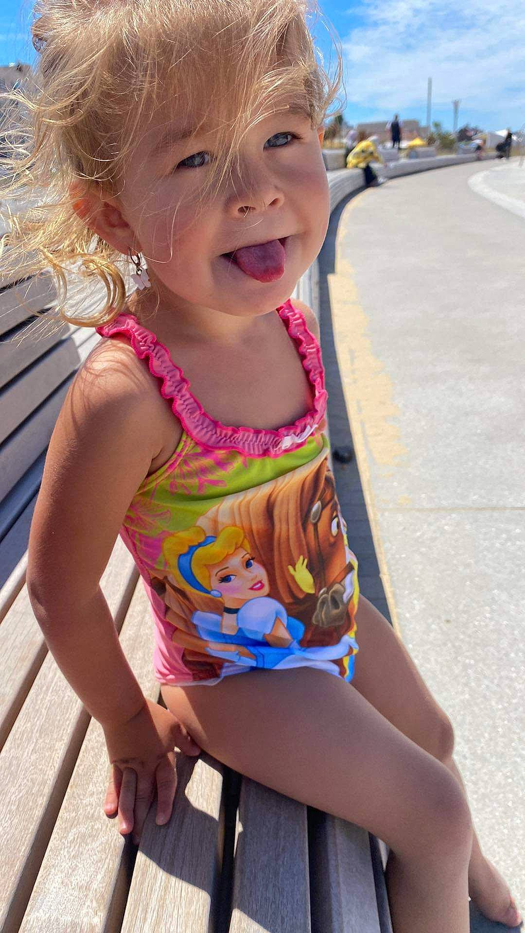 Dalyna a rejoint le concours — aidez-le/la à gagner de superbes lots ! baby_toddler_clothing, blond, blue, child, eye, fun, grass, happy, leisure, organ, pattern, person, pink, recreation, skin, sky, smile, summer, swimwear, thigh