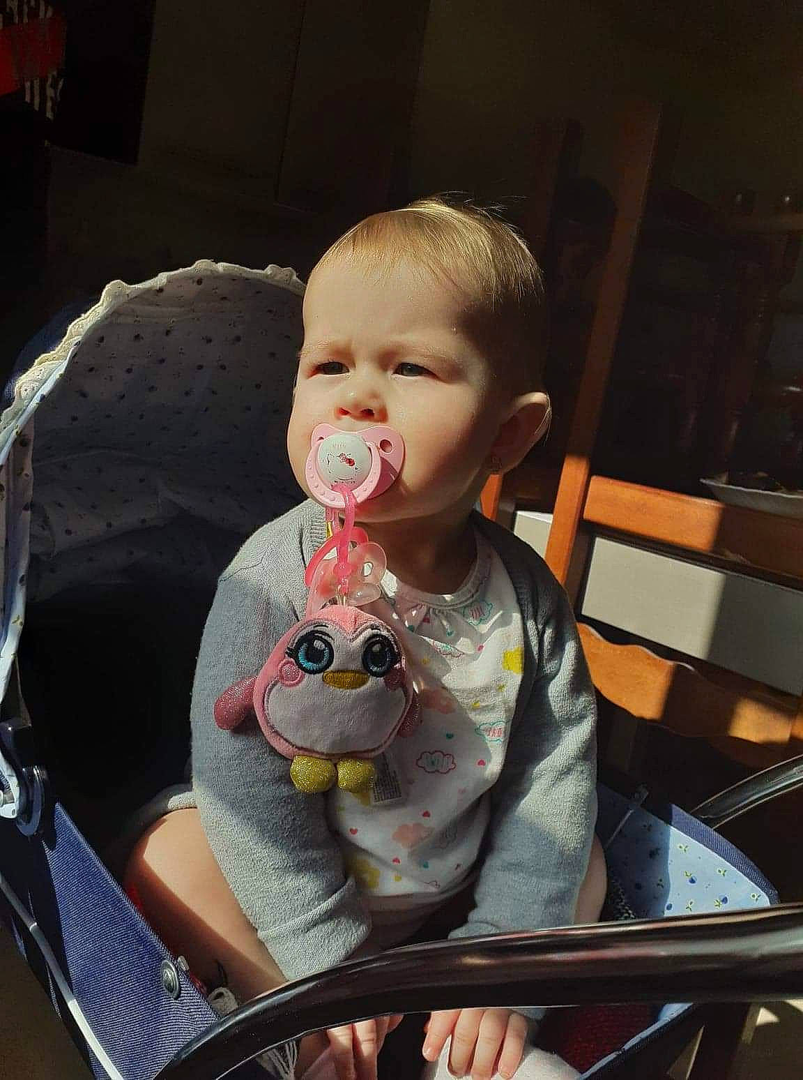 Dalyna participe au concours pour gagner de l'argent avec cette photo : auto_part, automotive_lighting, automotive_tire, baby, baby_carriage, baby_products, car_seat, chair, cheek, child, comfort, glass, lap, motor_vehicle, person, sitting, skin, steering_wheel, toddler, vehicle_door