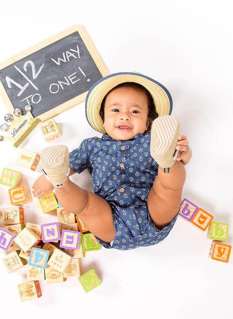 Leomar Leandro is registered to the contest to win money with this photo: baby, baby_toddler_clothing, child, comfort, fashion_accessory, font, happy, hat, paper_product, pattern, person, play, recreation, room, service, sharing, sitting, sleeve, smile, t_shirt