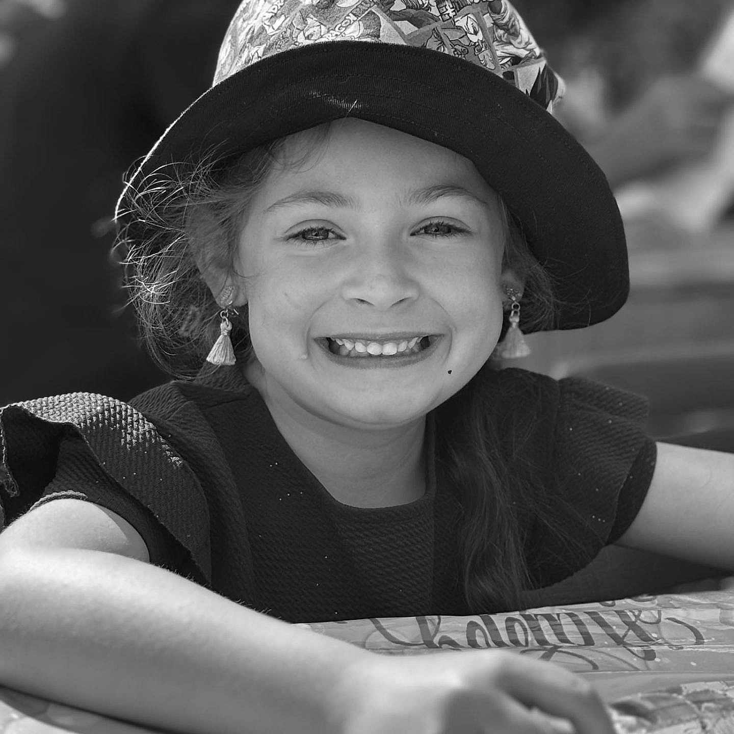 Emma participe au concours pour gagner de l'argent avec cette photo : accessories, baseballcap, bodypart, cap, child, clothing, earring, face, female, finger, girl, hand, happy, hat, head, person, photography, portrait, smile, sunhat