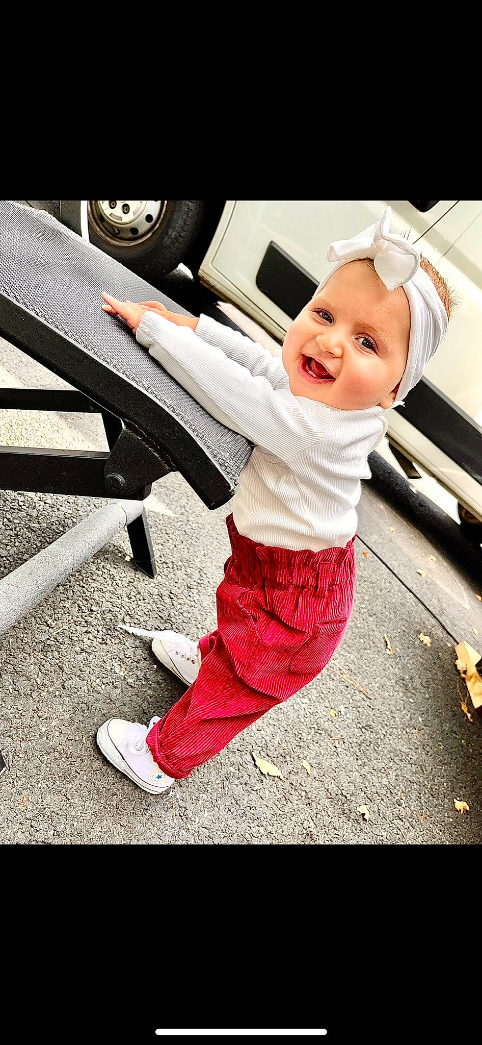 Djaïlys a rejoint le concours — aidez-le/la à gagner de superbes lots ! automotive_design, automotive_exterior, baby, baby_toddler_clothing, bench, bumper, child, flash_photography, happy, headwear, leisure, person, sitting, sleeve, smile, sneakers, tints_and_shades, tire, toddler, vehicle_door