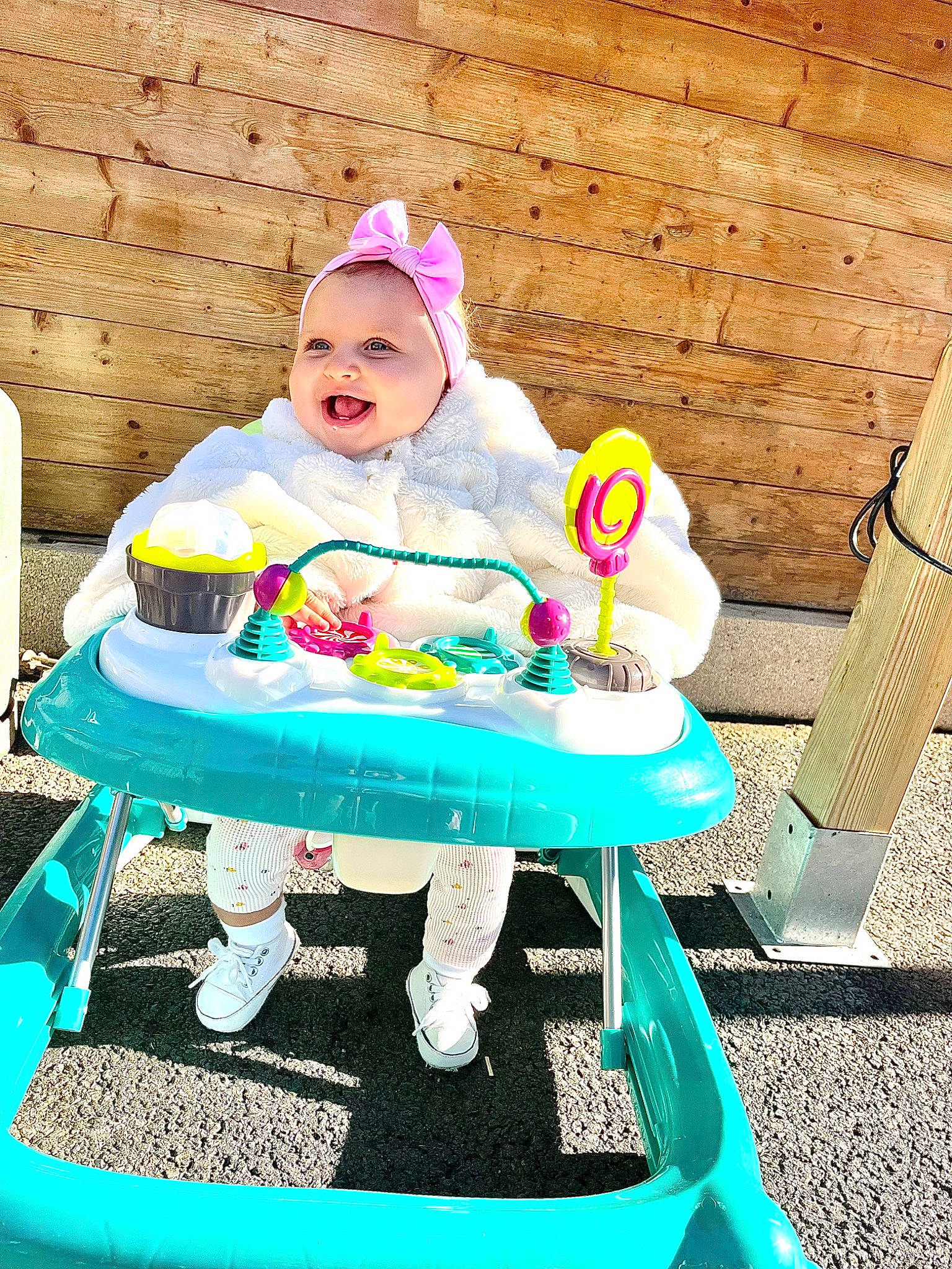 Djaïlys a rejoint le concours — aidez-le/la à gagner de superbes lots ! baby, baby_products, baby_toddler_clothing, cap, child, event, font, fun, grass, happy, headwear, leisure, magenta, party_supply, pattern, person, pink, play, product, sitting