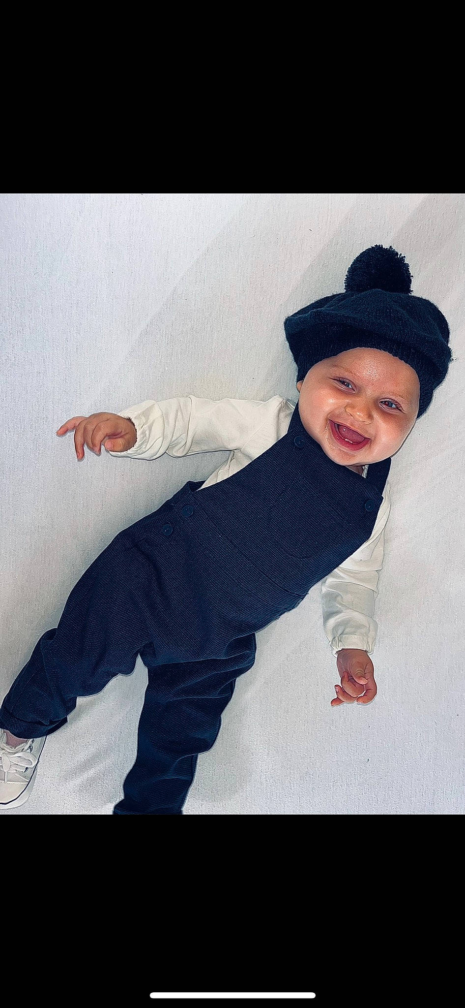 Djaïlys participe au concours pour gagner de l'argent avec cette photo : baby_toddler_clothing, beanie, cap, child, clothing, cool, electric_blue, flash_photography, fun, happy, headwear, human_body, joy, outerwear, pattern, person, sitting, sleeve, smile, t_shirt