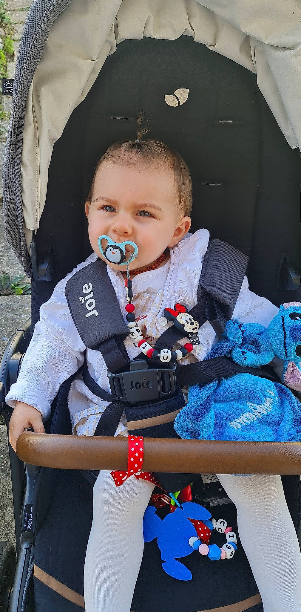 Giuliana a rejoint le concours — aidez-le/la à gagner de superbes lots ! baby, baby_carriage, baby_products, baby_safety, baby_toddler_clothing, car_seat, child, comfort, electric_blue, event, fashion_accessory, fun, grass, happy, person, plant, product, sitting, sleeve, strap