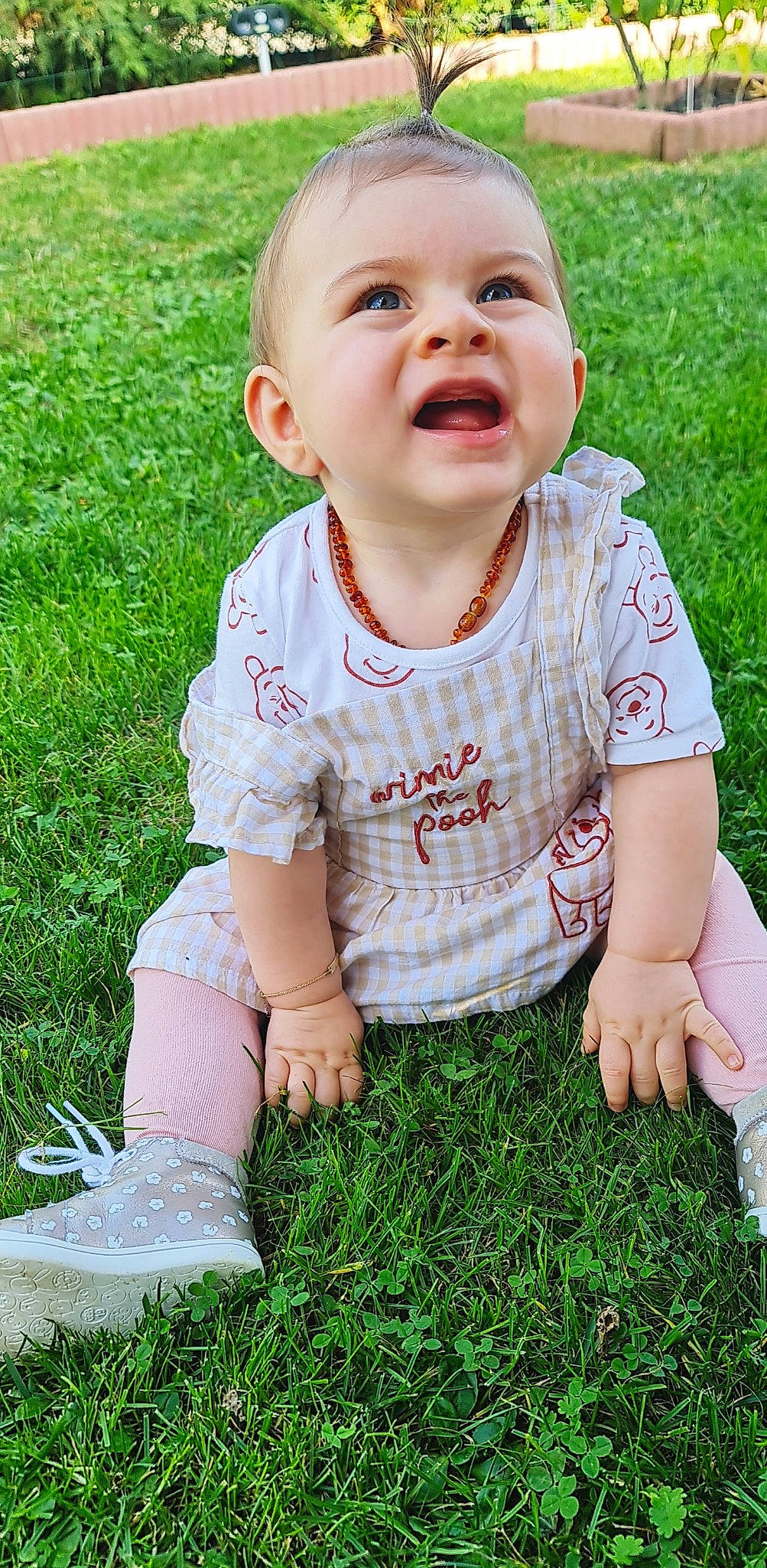 Giuliana a rejoint le concours — aidez-le/la à gagner de superbes lots ! baby, baby_toddler_clothing, child, finger, fun, grass, grass_family, green, groundcover, happy, lawn, meadow, pattern, people_in_nature, person, plant, skin, sleeve, summer, t_shirt