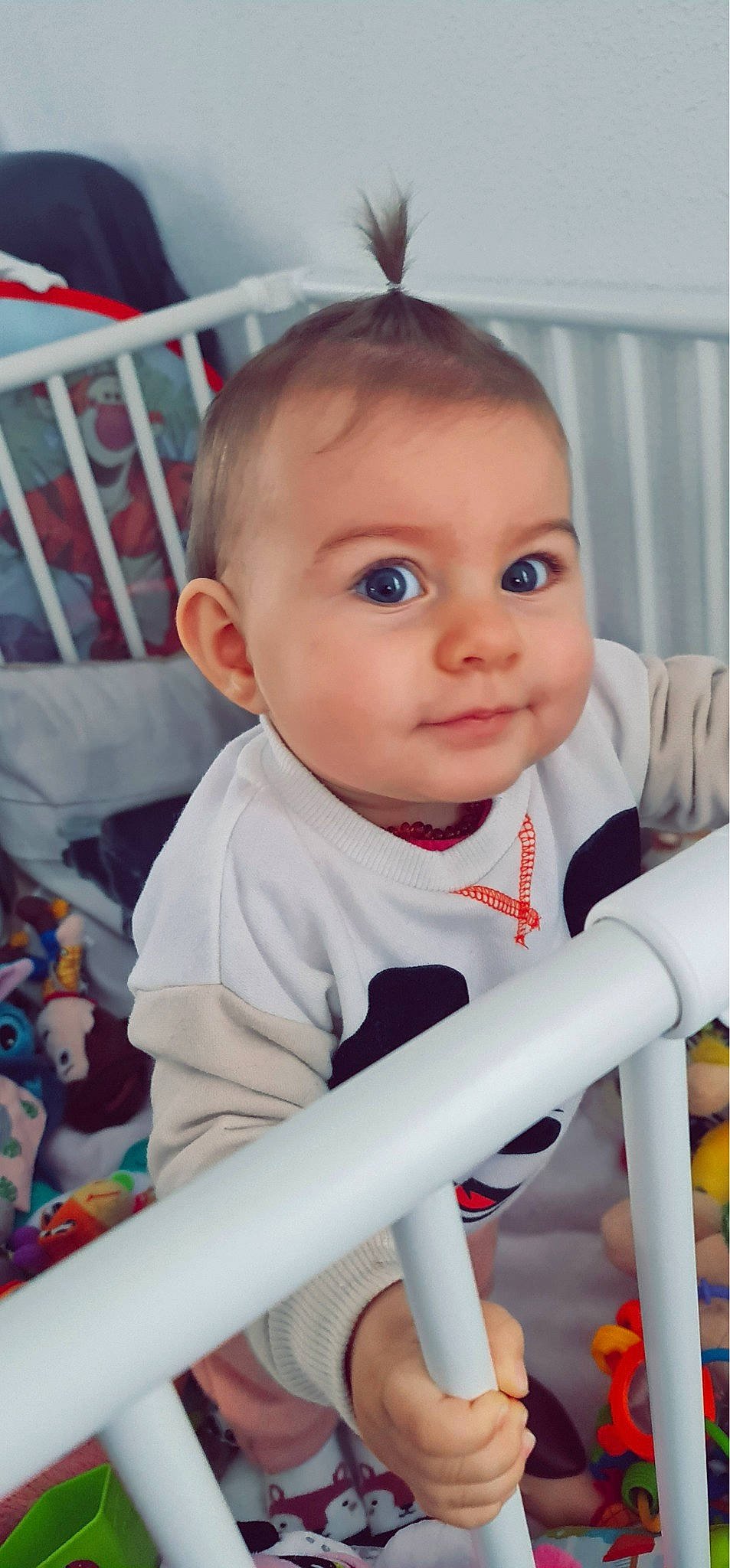 Giuliana a rejoint le concours — aidez-le/la à gagner de superbes lots ! baby, baby_products, baby_safety, baby_toddler_clothing, cheek, child, chin, eye, fun, happy, iris, leisure, person, product, room, sitting, skin, sleeve, smile, t_shirt