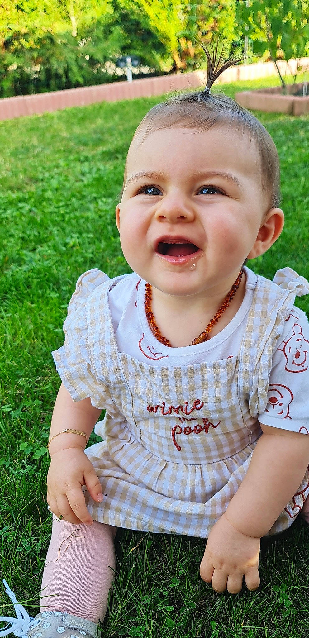 Giuliana a rejoint le concours — aidez-le/la à gagner de superbes lots ! baby, baby_toddler_clothing, cheek, chin, eye, face, grass, happy, head, iris, lip, nose, people_in_nature, person, pink, plant, sitting, skin, sleeve, smile