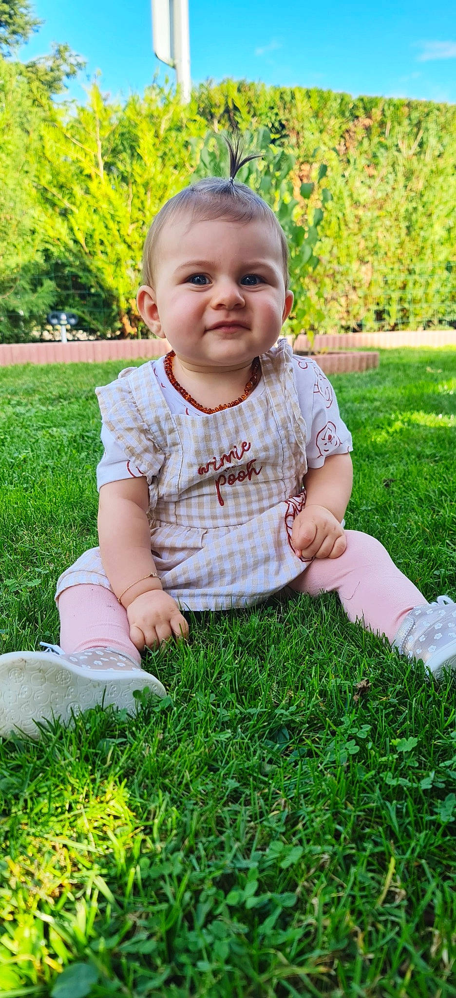 Giuliana participe au concours pour gagner de l'argent avec cette photo : baby, baby_toddler_clothing, botany, eye, face, facial_expression, finger, grass, green, groundcover, hairstyle, happy, head, joy, people, people_in_nature, person, plant, sleeve, smile