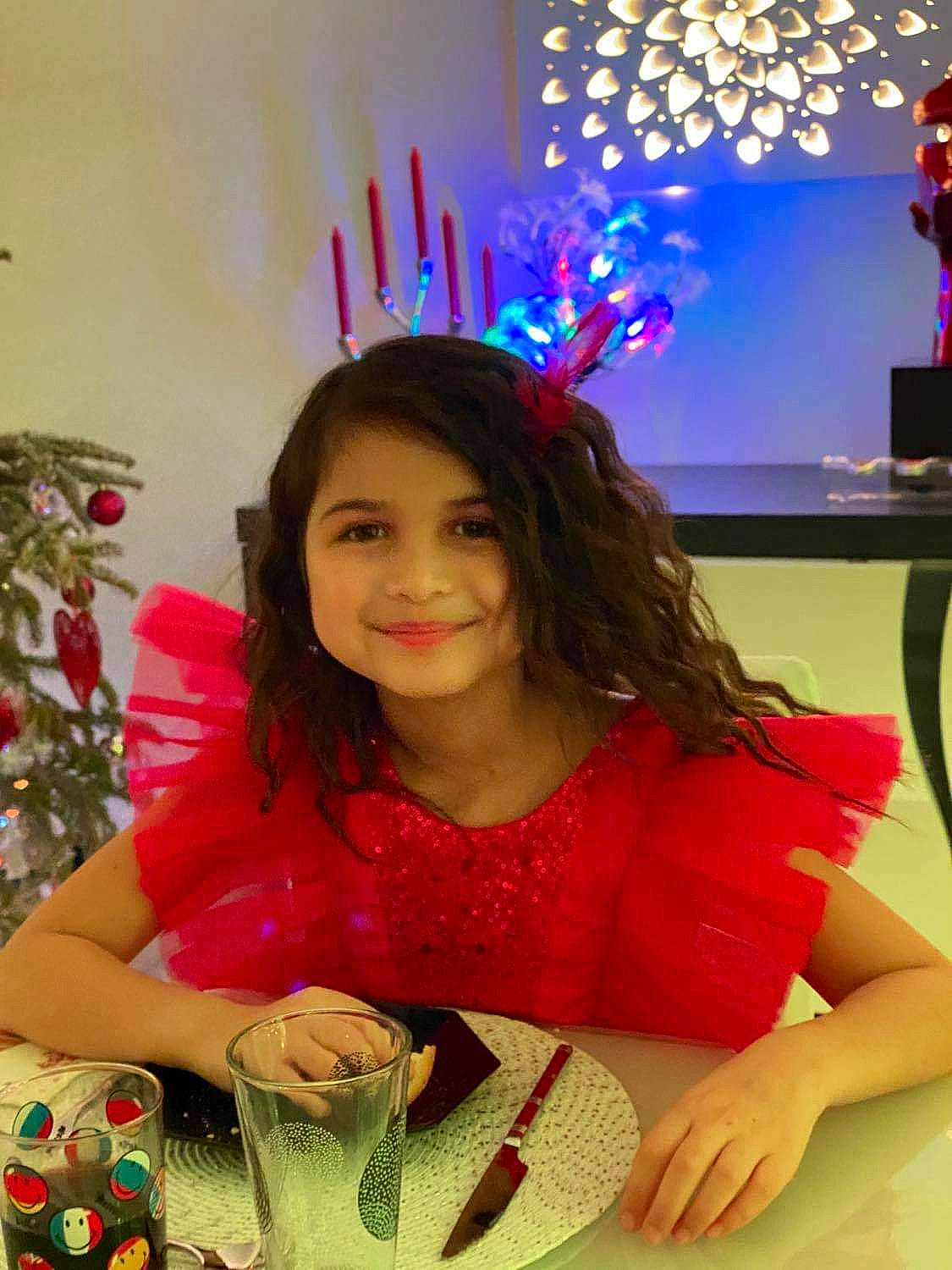 Tïana a rejoint le concours — aidez-le/la à gagner de superbes lots ! candle_holder, christmas, christmas_decoration, christmas_eve, christmas_ornament, christmas_tree, decoration, dishware, fir, hair_accessory, headpiece, holiday, holiday_ornament, interior_design, joy, kitchen_utensil, ornament, party, party_supply, person