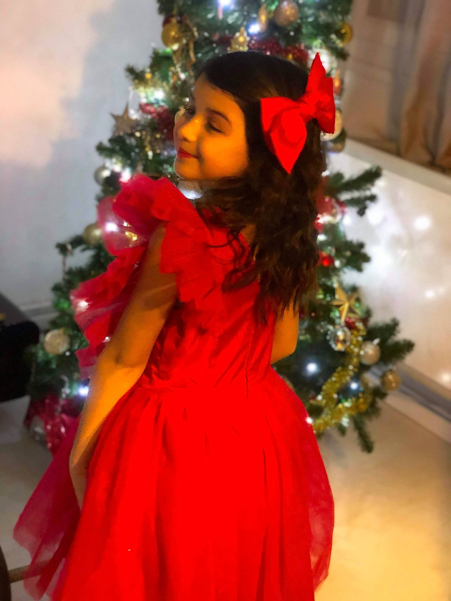 Tïana a rejoint le concours — aidez-le/la à gagner de superbes lots ! christmas, christmas_decoration, christmas_eve, christmas_lights, christmas_ornament, christmas_tree, costume_accessory, costume_hat, dress, event, fictional_character, holiday, holiday_ornament, interior_design, one_piece_garment, ornament, person, red, toy, tradition