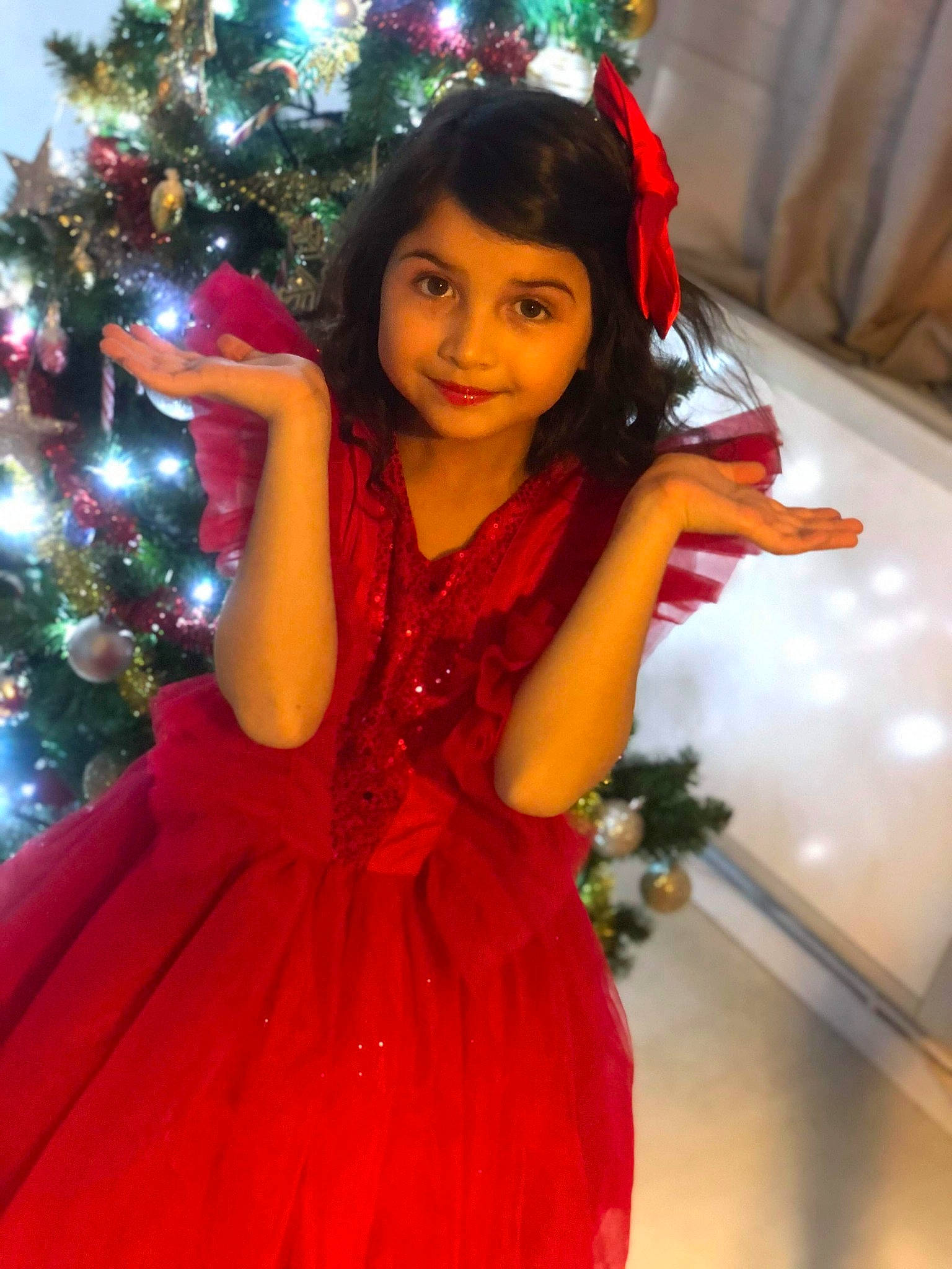 Tïana a rejoint le concours — aidez-le/la à gagner de superbes lots ! christmas, christmas_decoration, christmas_eve, christmas_lights, christmas_ornament, christmas_tree, conifer, costume, costume_accessory, day_dress, dress, embellishment, holiday, holiday_ornament, interior_design, joy, long_hair, one_piece_garment, ornament, person