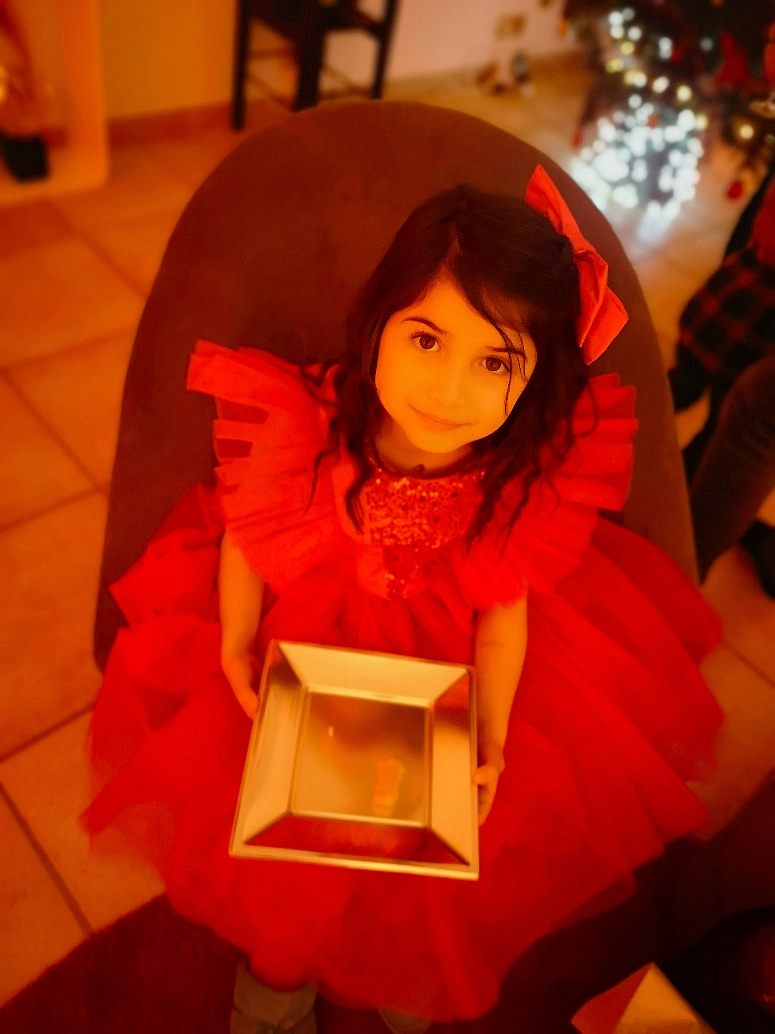 Tïana a rejoint le concours — aidez-le/la à gagner de superbes lots ! costume, floor, flooring, hime_cut, holiday, ornament, person, tile