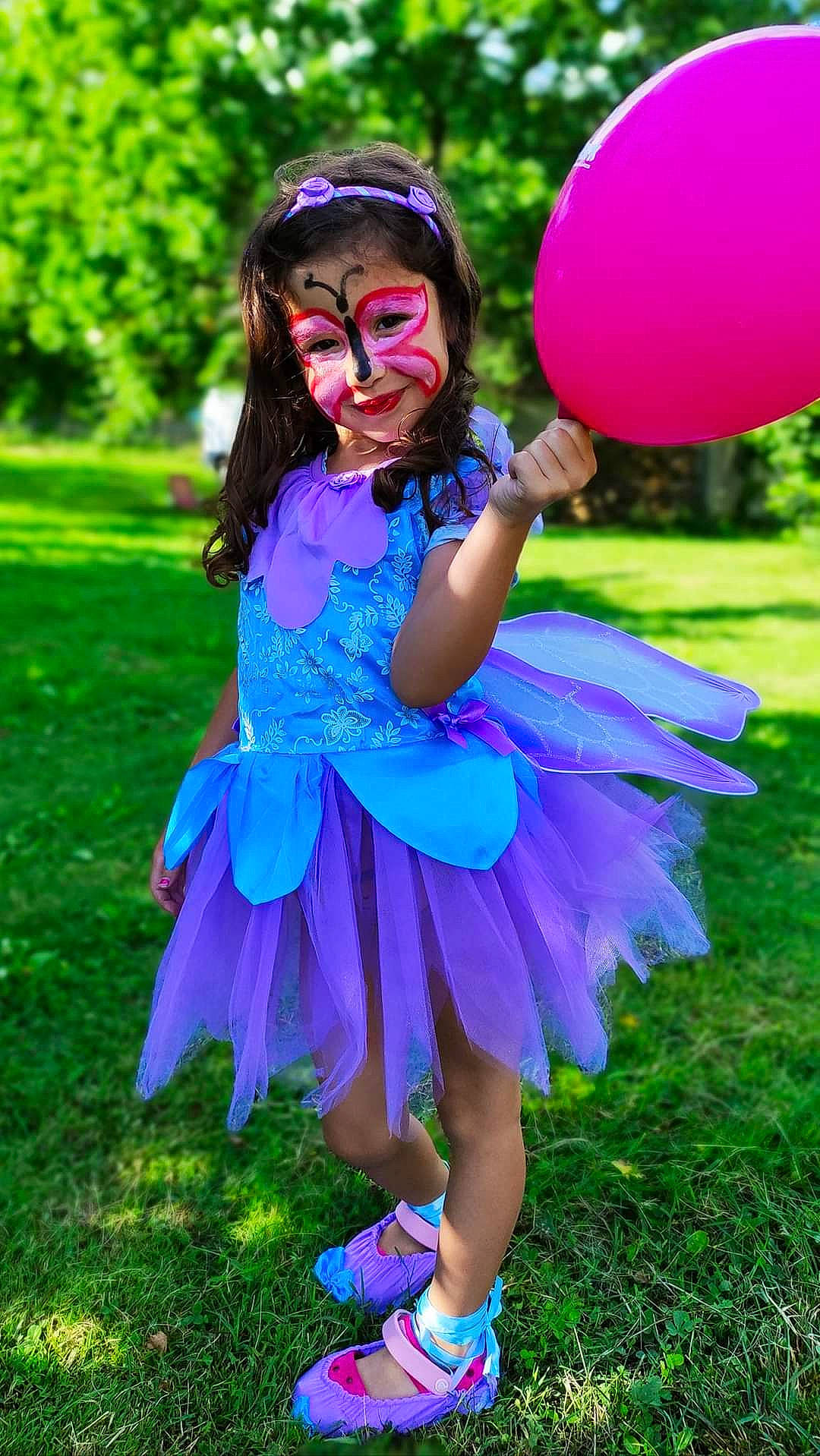 Clotilde participe au concours pour gagner de l'argent avec cette photo : balloon, blue, botany, child, electric_blue, event, face, fun, grass, green, happy, joy, leisure, magenta, party_supply, person, pink, plant, purple, recreation
